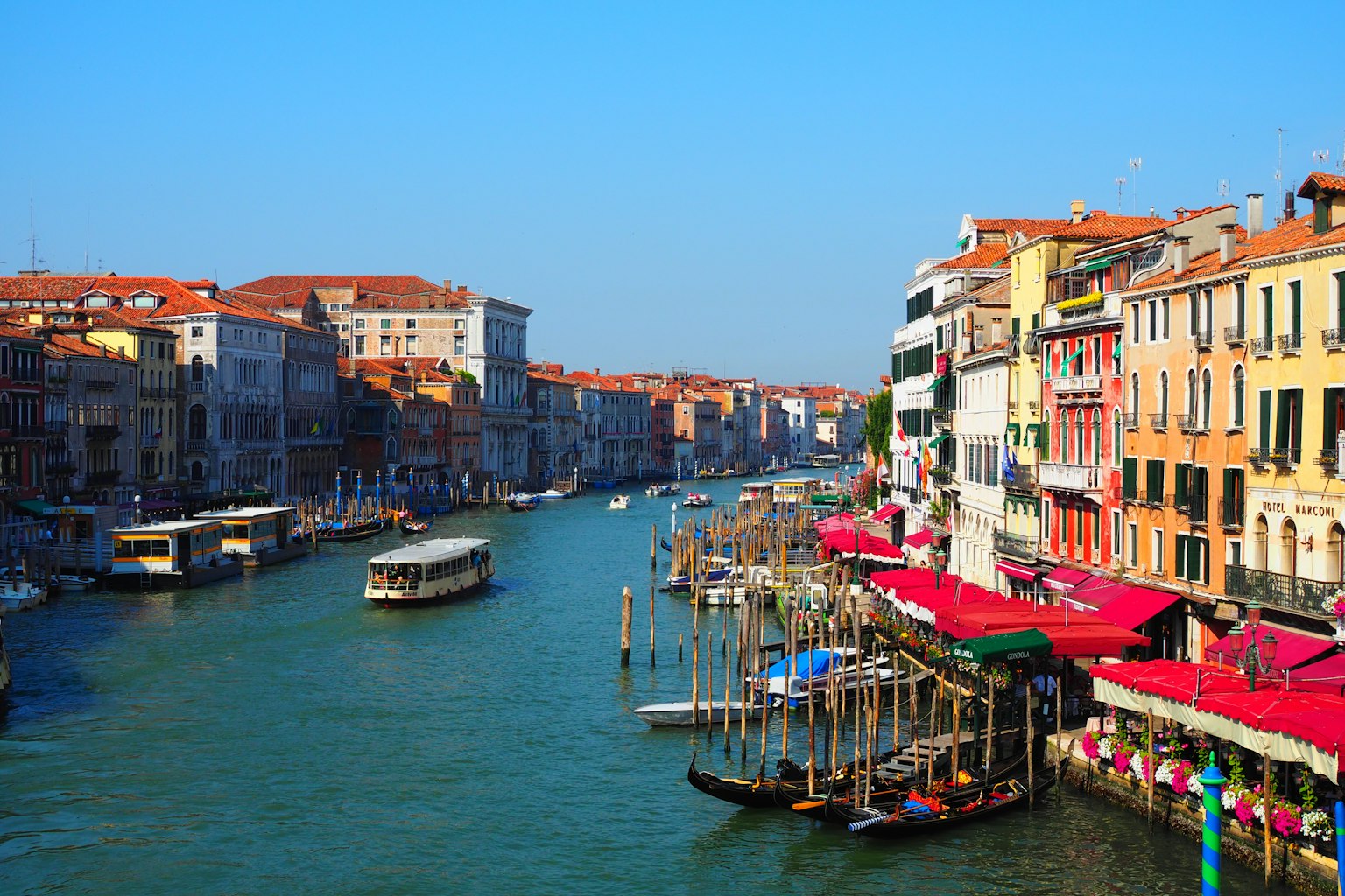 Kênh Venice với các tòa nhà nhiều màu sắc và thuyền