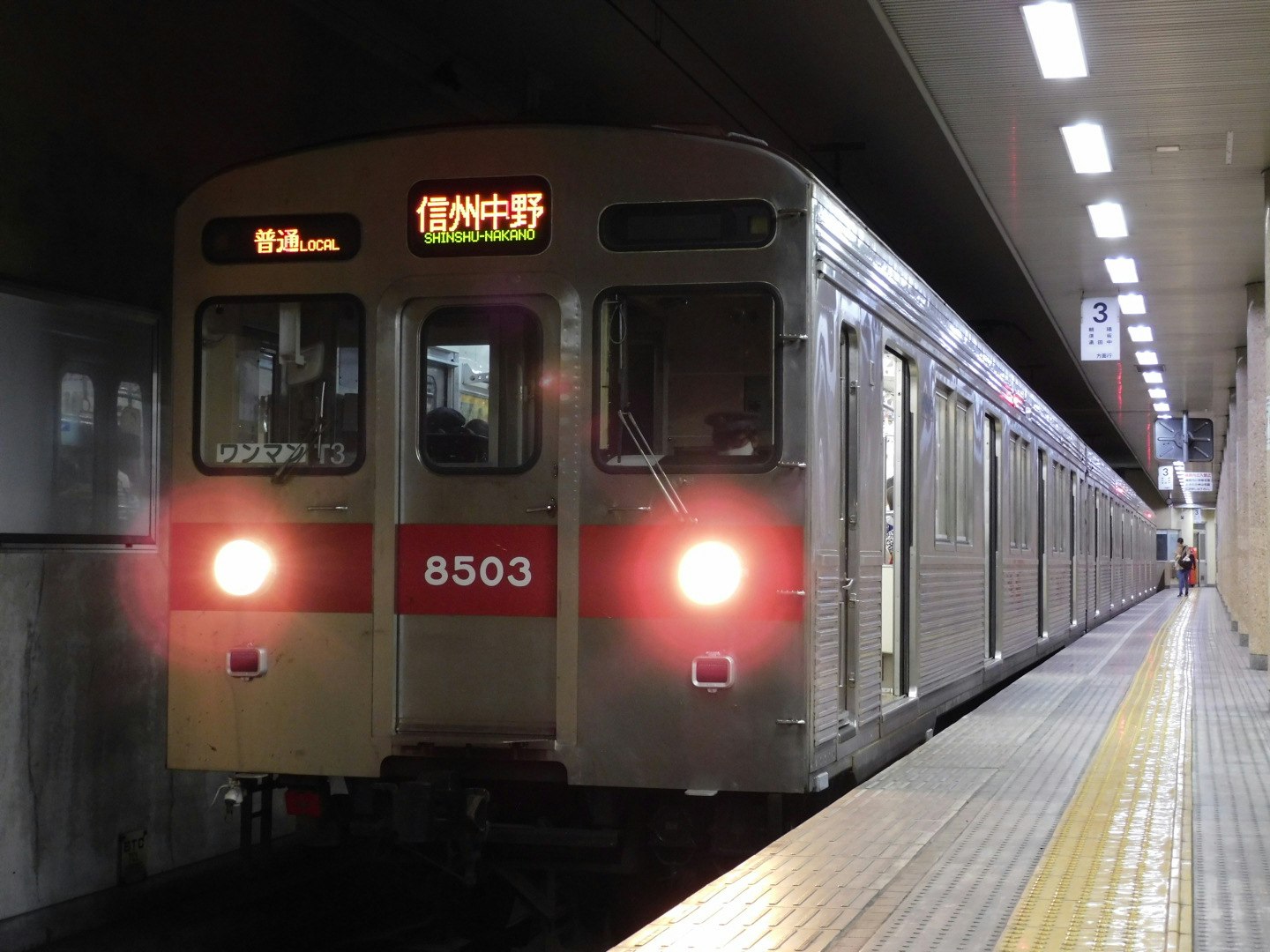 隧道内站台停靠的列车正面