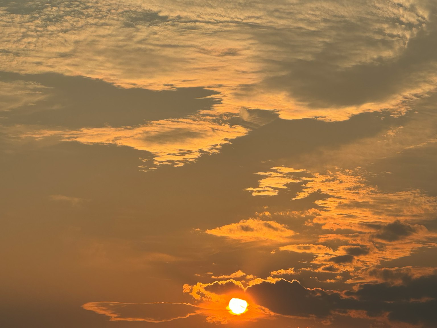 Cielo hermoso con atardecer rodeado de nubes