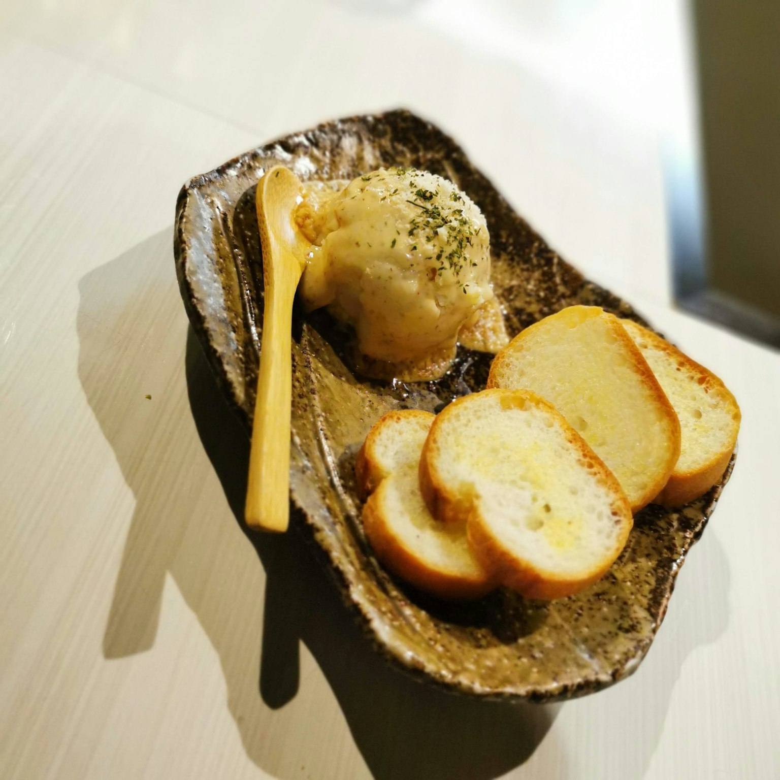 盤子裡有奶油醬和切片烤麵包