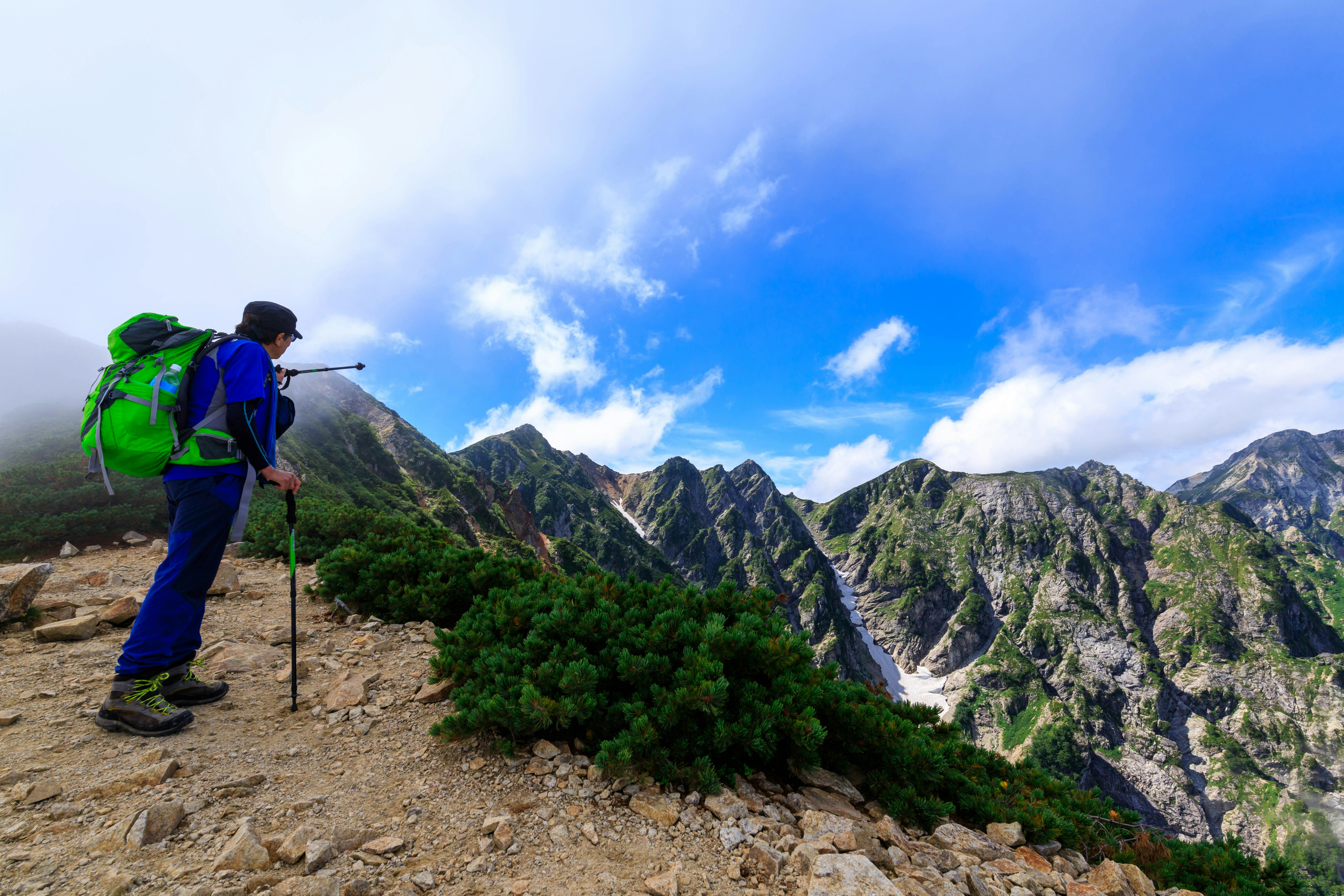 登山者とバックパックのある稜線の絶景