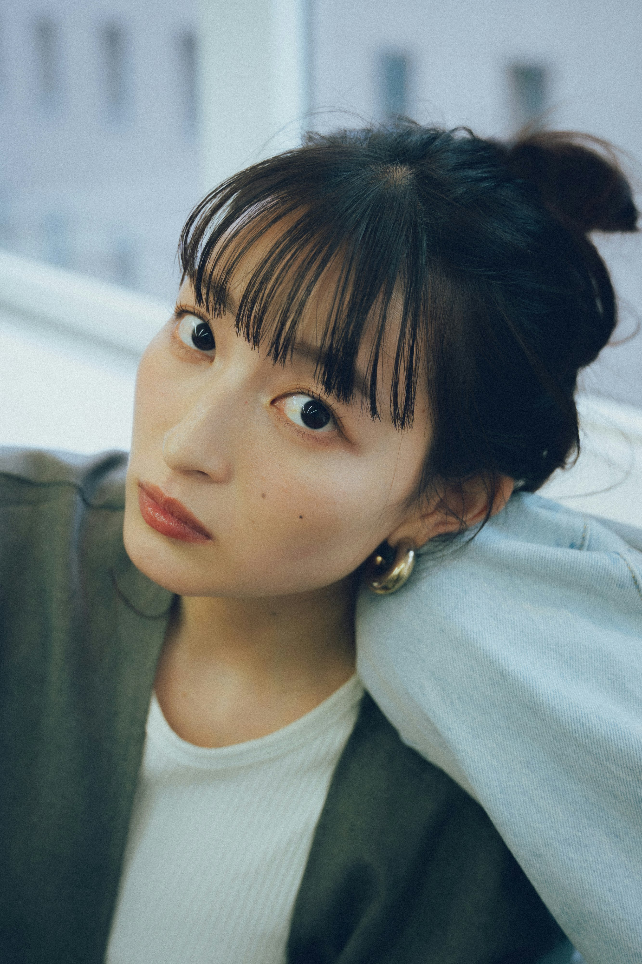 ソファに寄りかかる女性の横顔