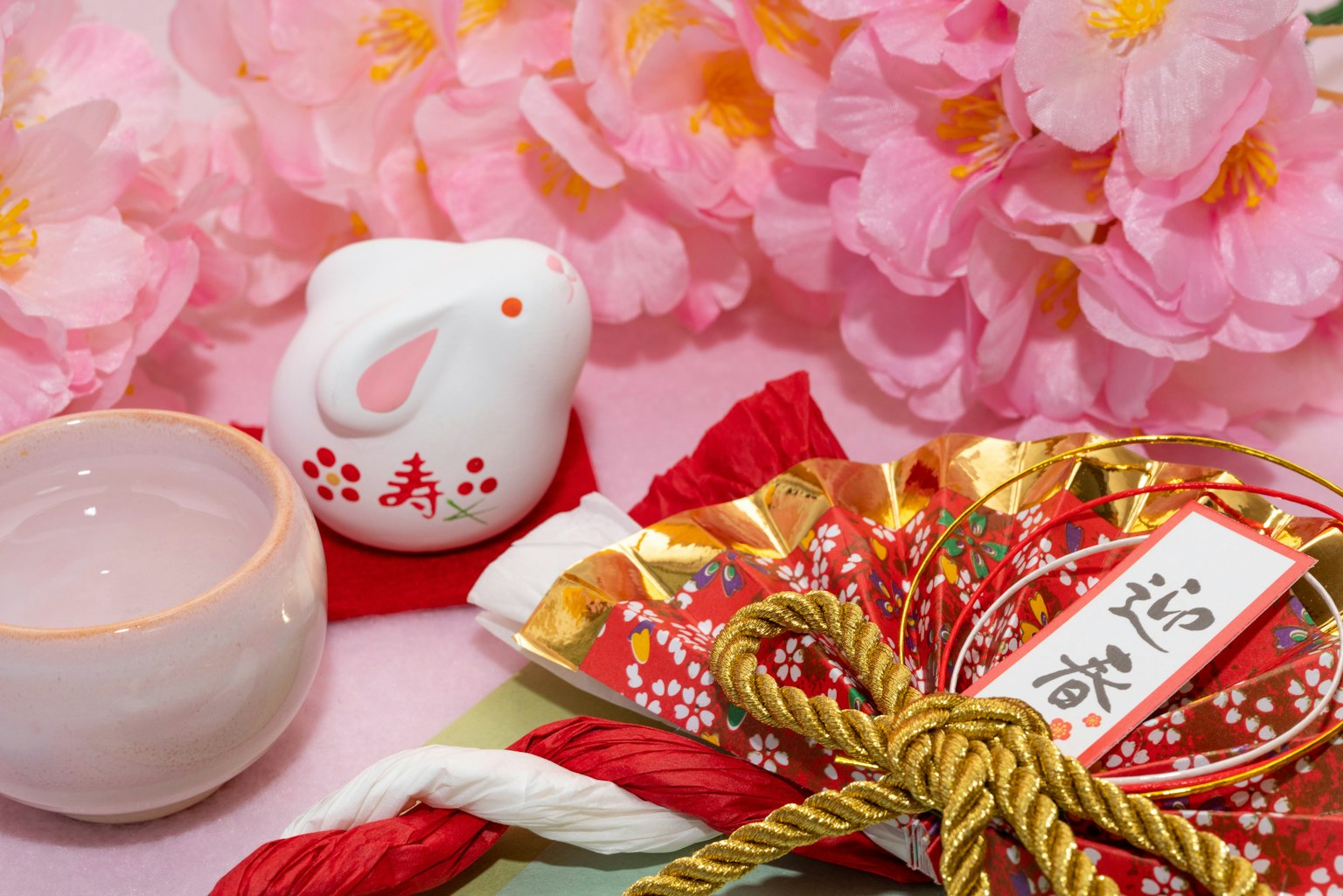 Bild von traditionellen japanischen Dekorationen mit Kirschblüten und einem Hasenornament