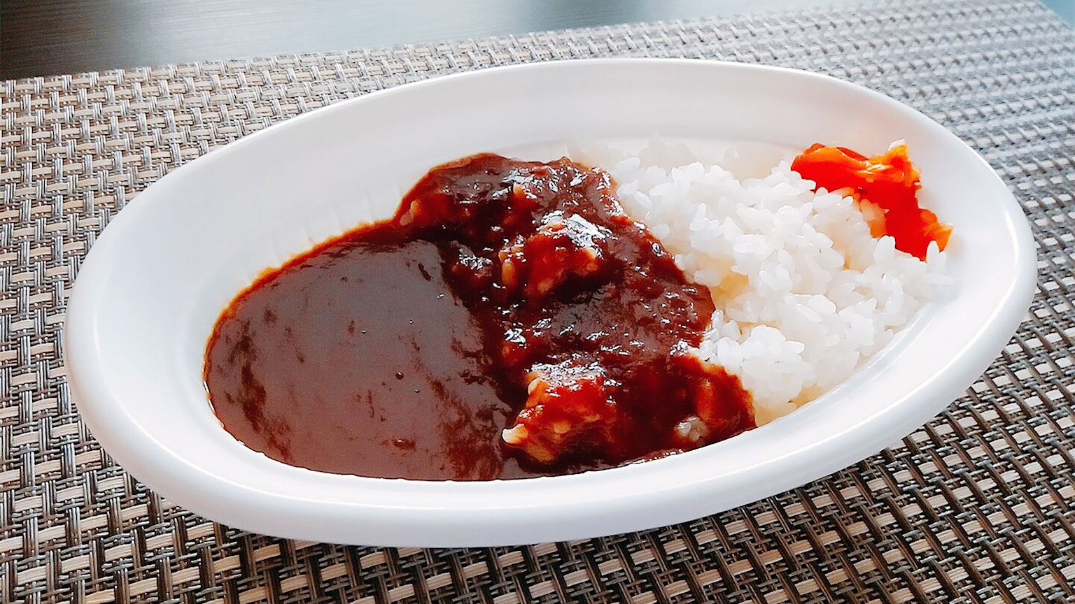 Weißer Teller mit Reis und süß-scharfer Hähnchensauce