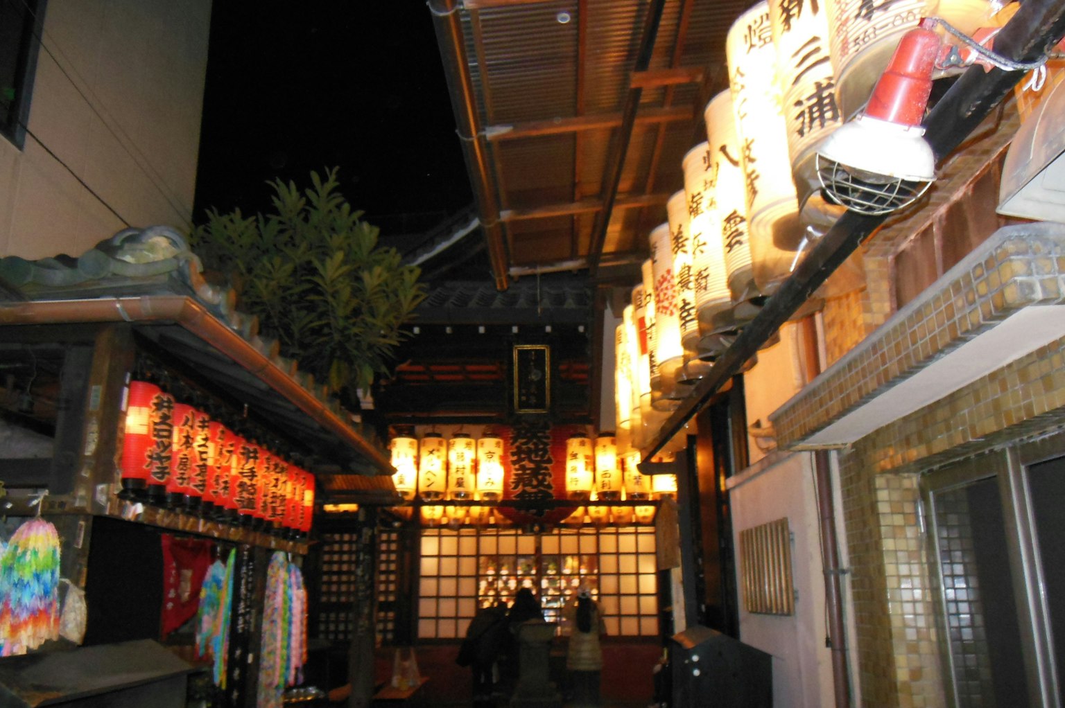 夜晚的传统日本街道，带有灯笼和色彩丰富的装饰，古老建筑