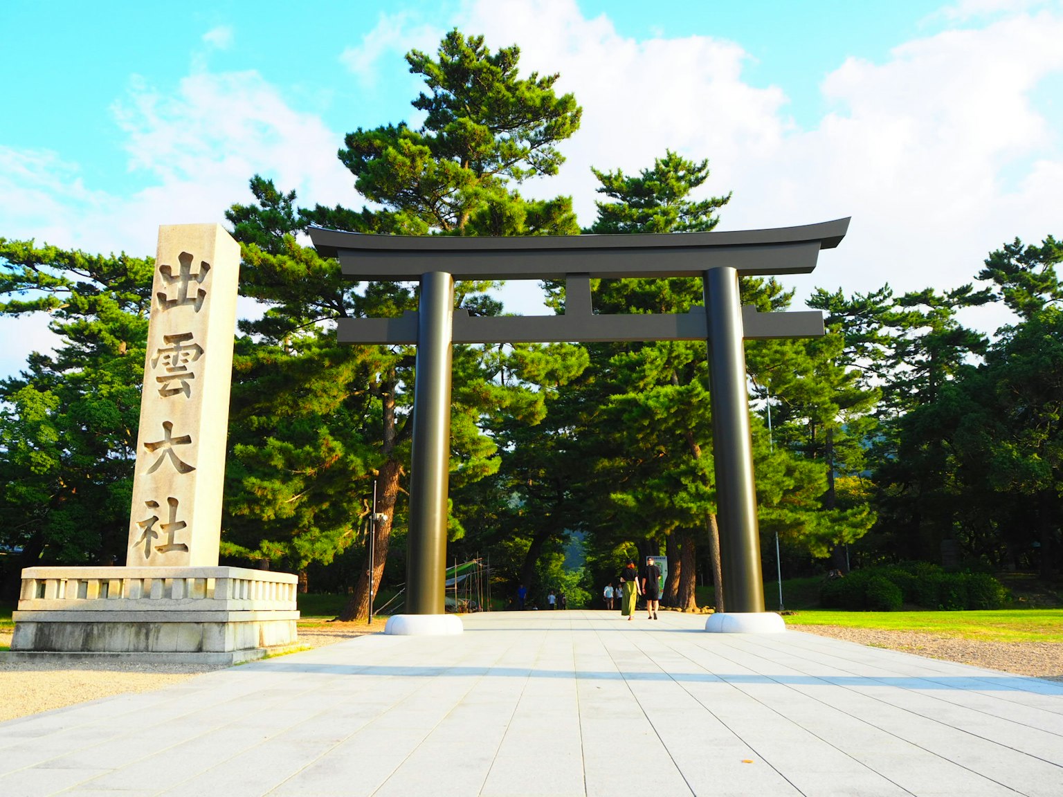 神社的鸟居和石碑