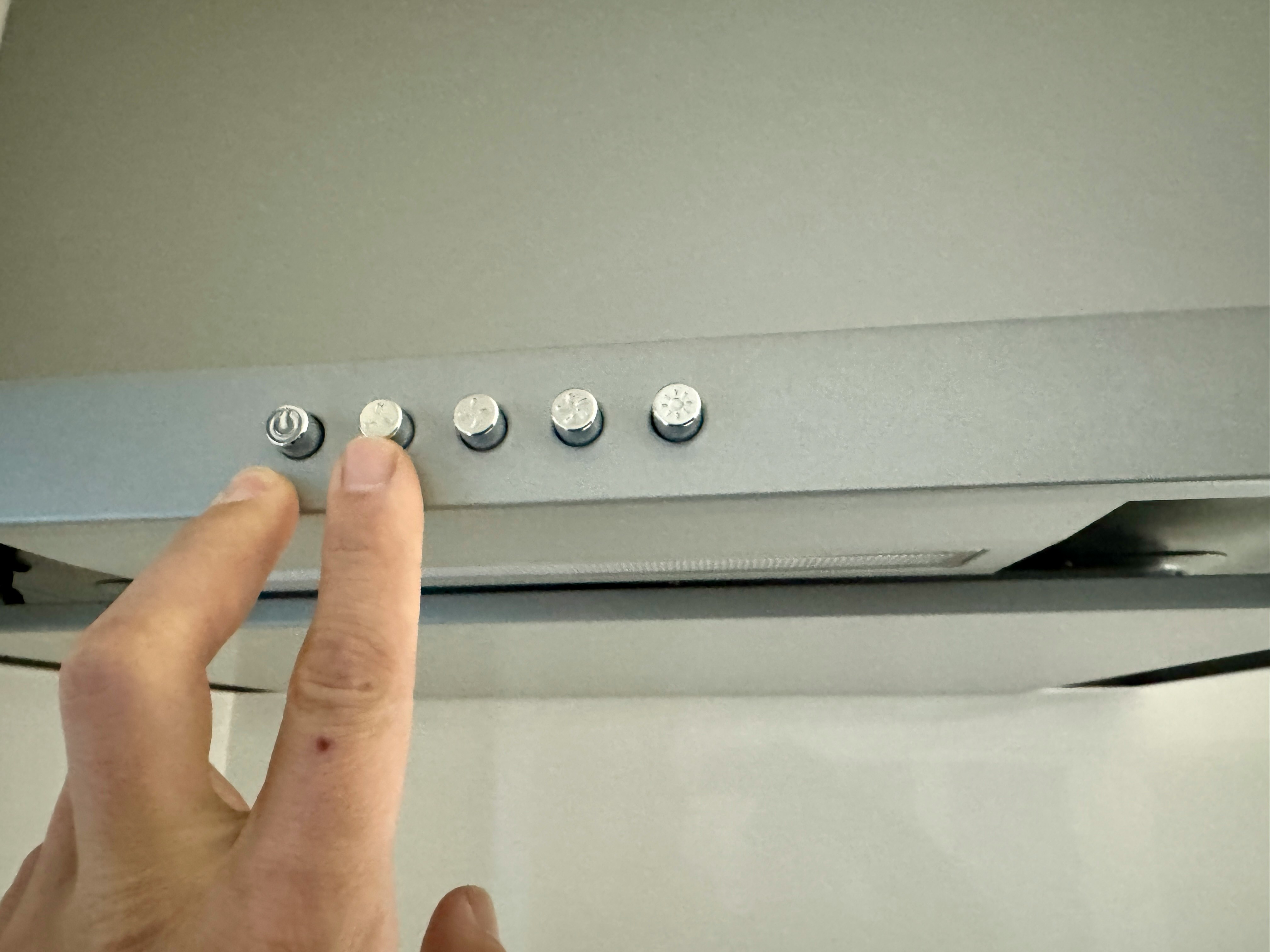指で操作する機器のボタン列