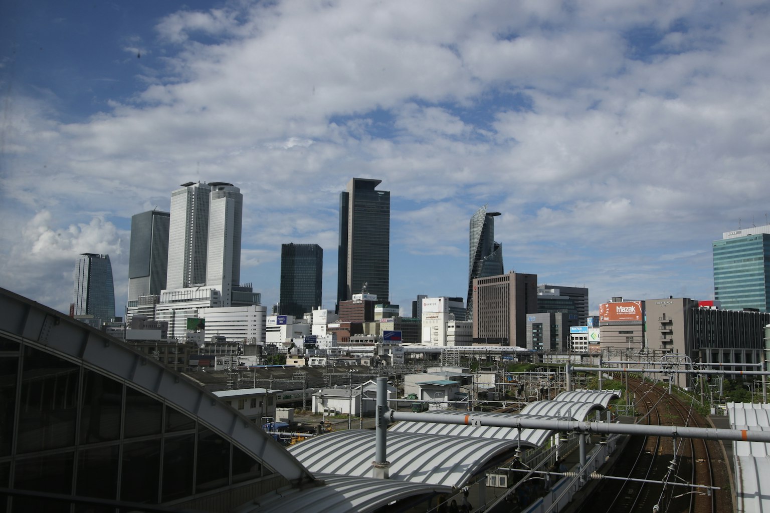 Vista di uno skyline urbano con grattacieli moderni e cielo blu