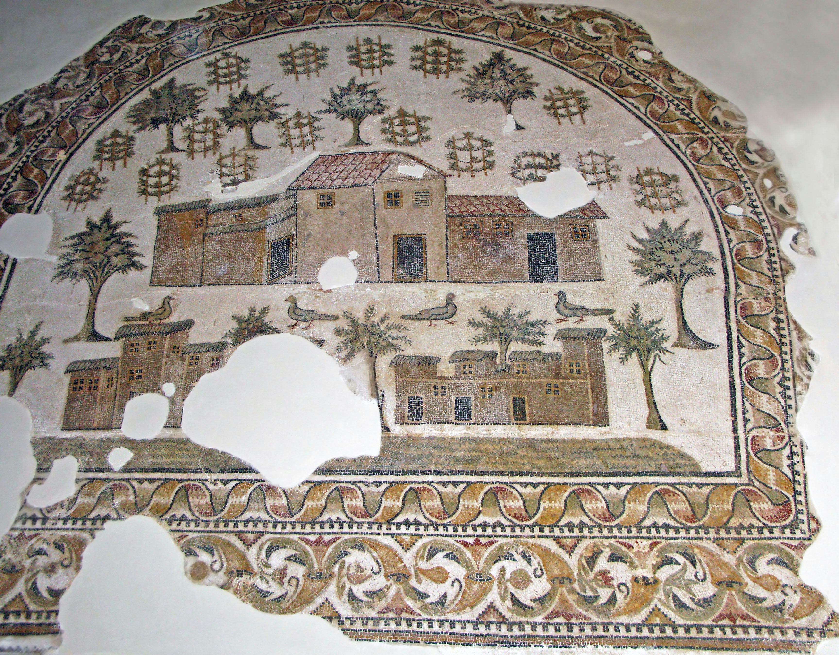 Décor mural en carreaux représentant une maison et des arbres