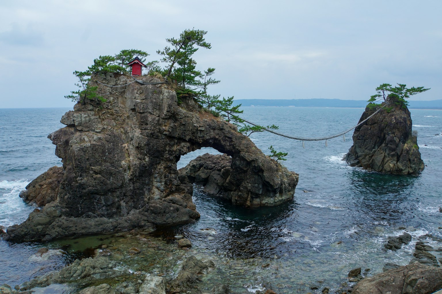 自然景观，岩石上的人和海洋背景