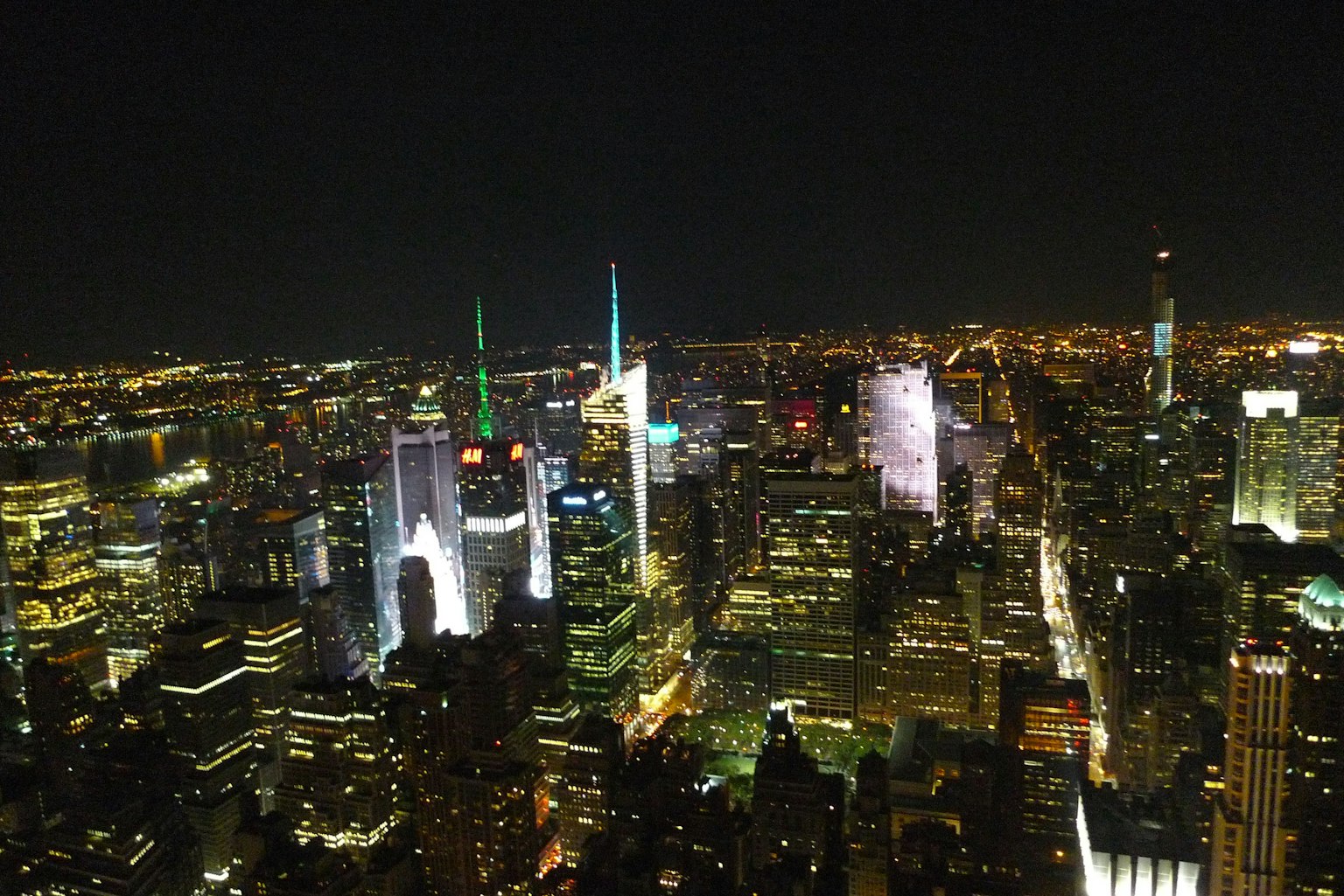 Vista panorámica de Nueva York de noche con rascacielos iluminados