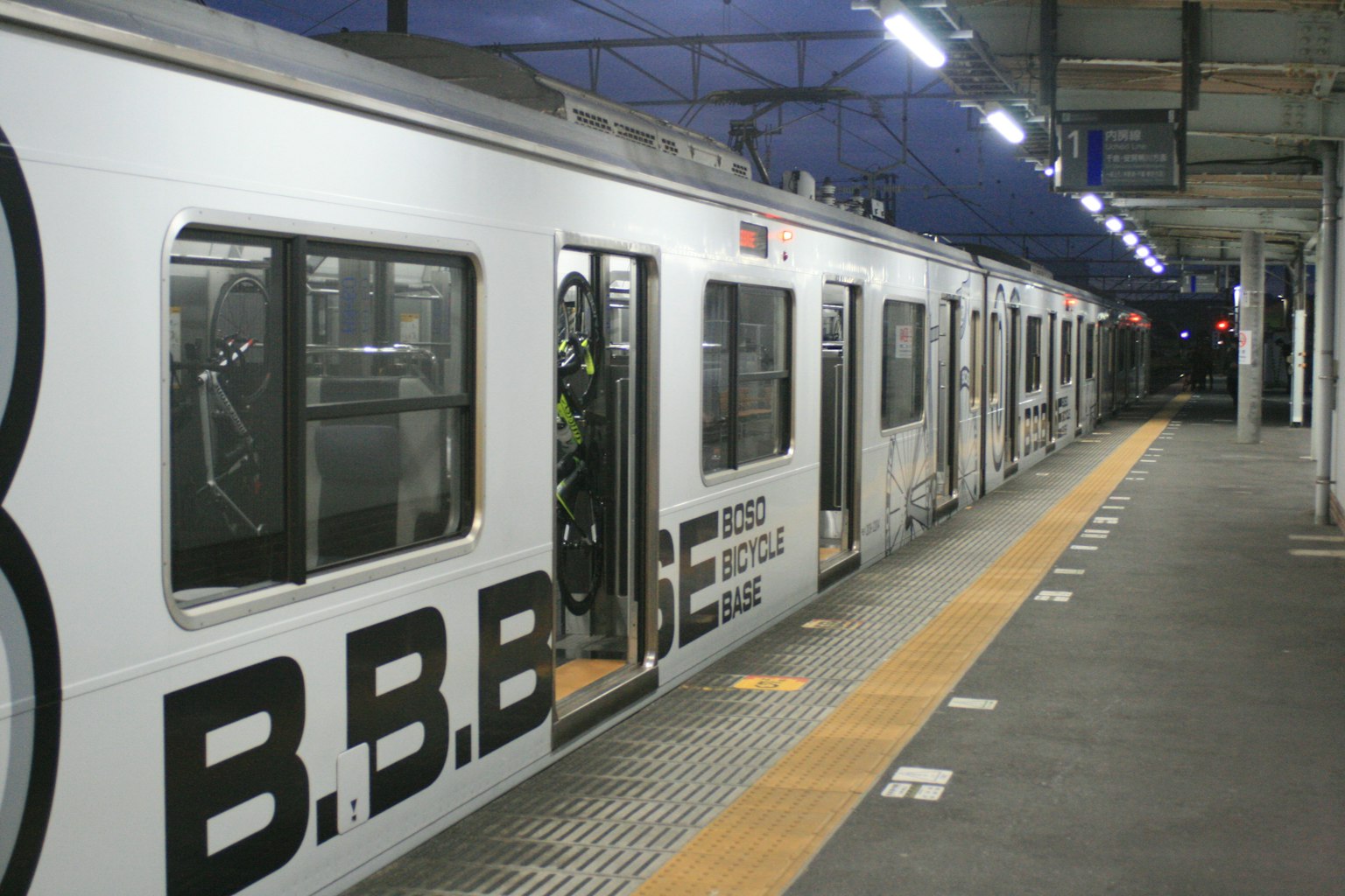 Treno in stazione con grandi lettere sul lato