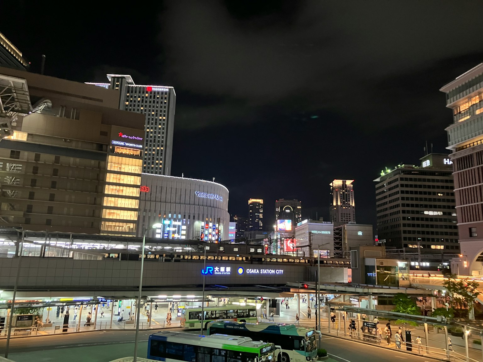 Vista notturna di un paesaggio urbano con grattacieli e insegne luminose