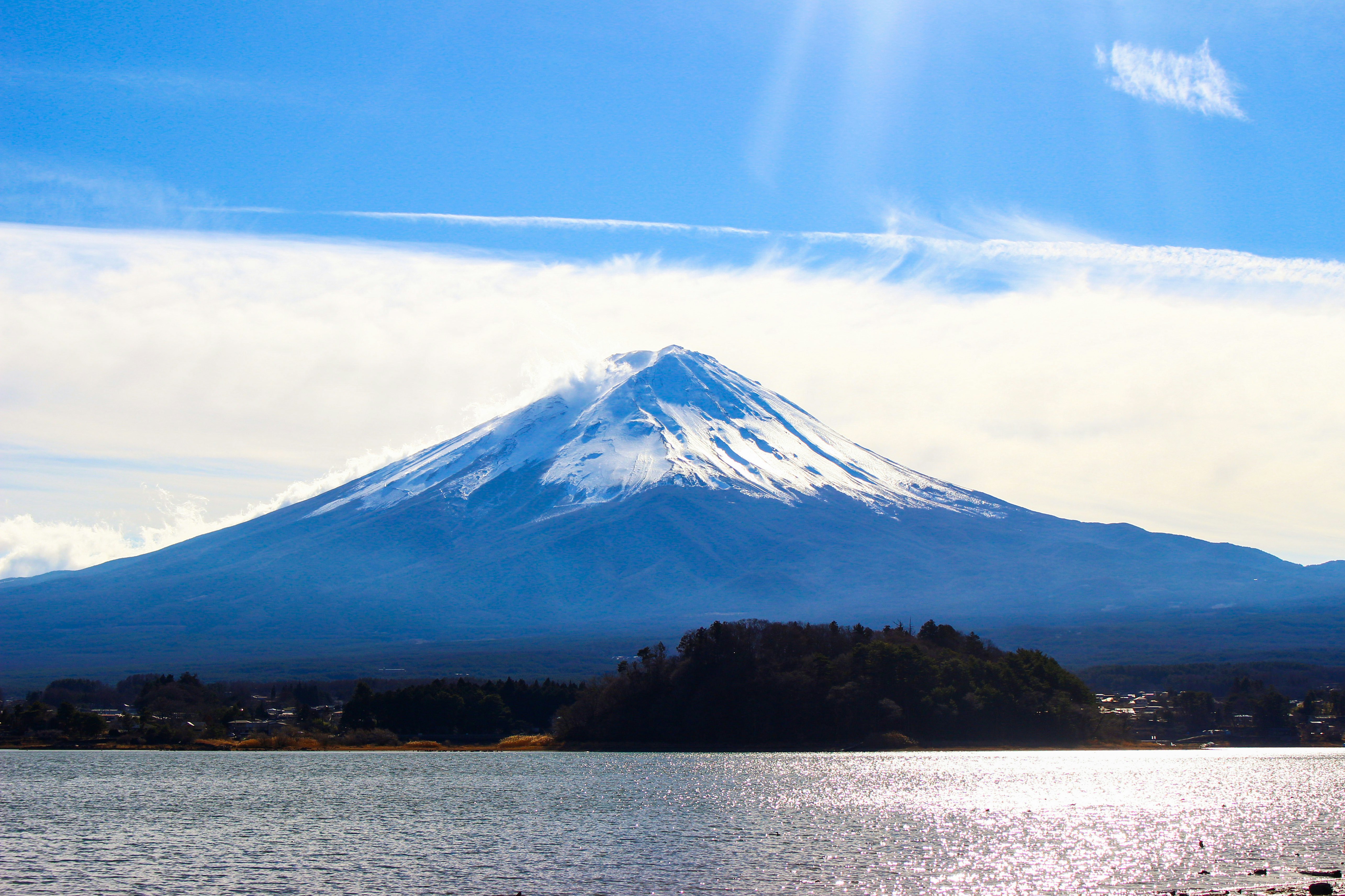 湖對岸的富士山