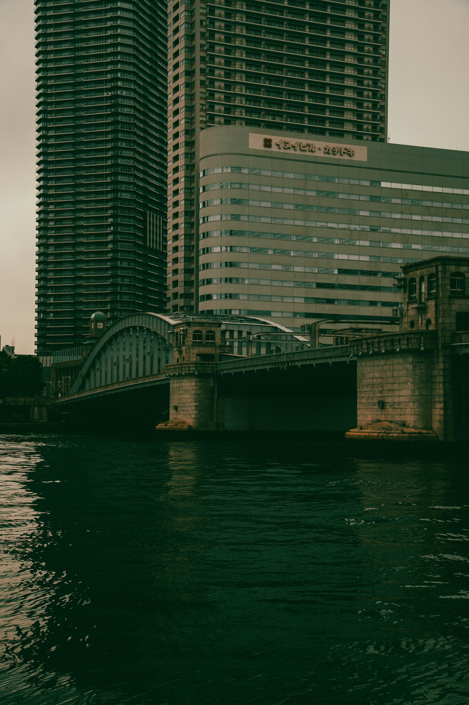 城市景观，水中倒影着高楼和桥