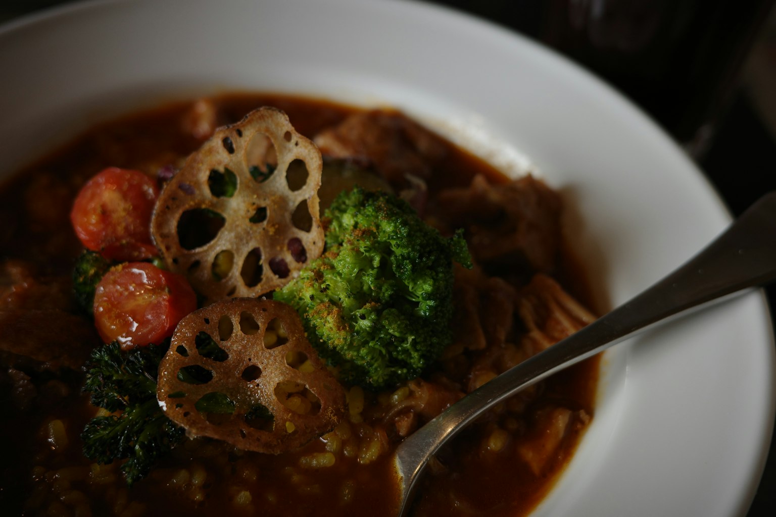 Zuppa deliziosa guarnita con radice di loto e broccoli