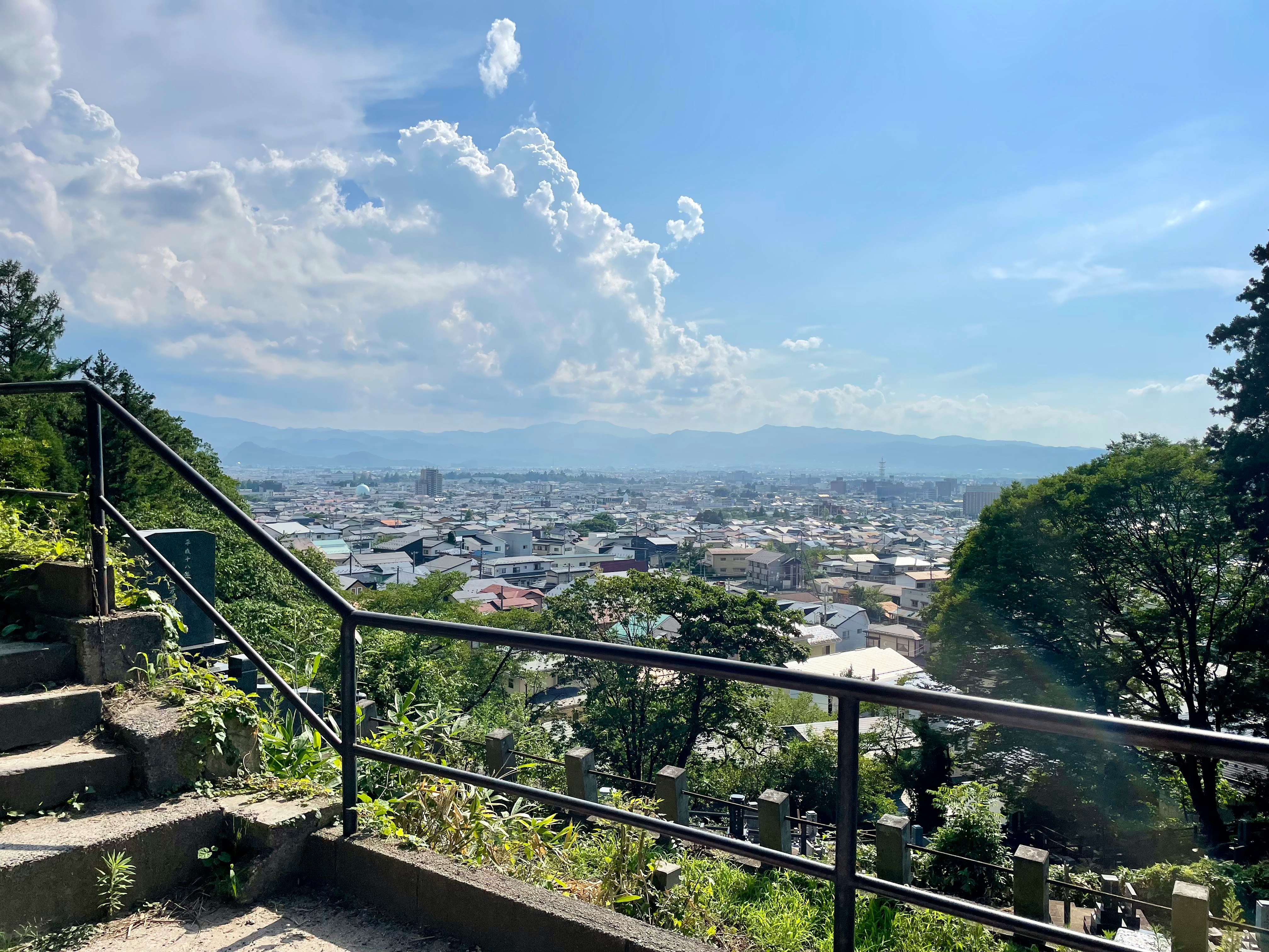 展望台から見下ろす街並みと遠くの山並み