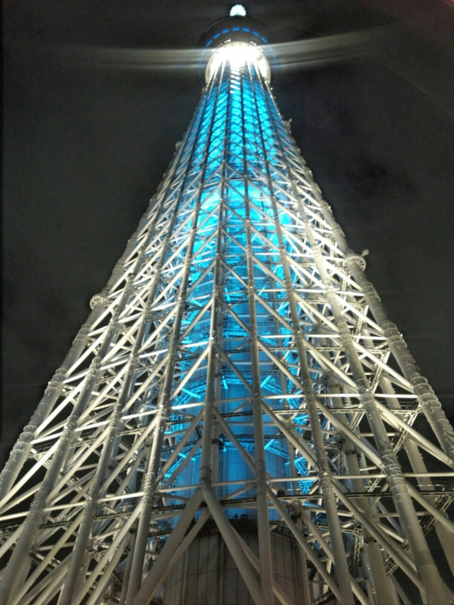 Tokyo Skytree bei Nacht mit blauen Lichtern von unten beleuchtet