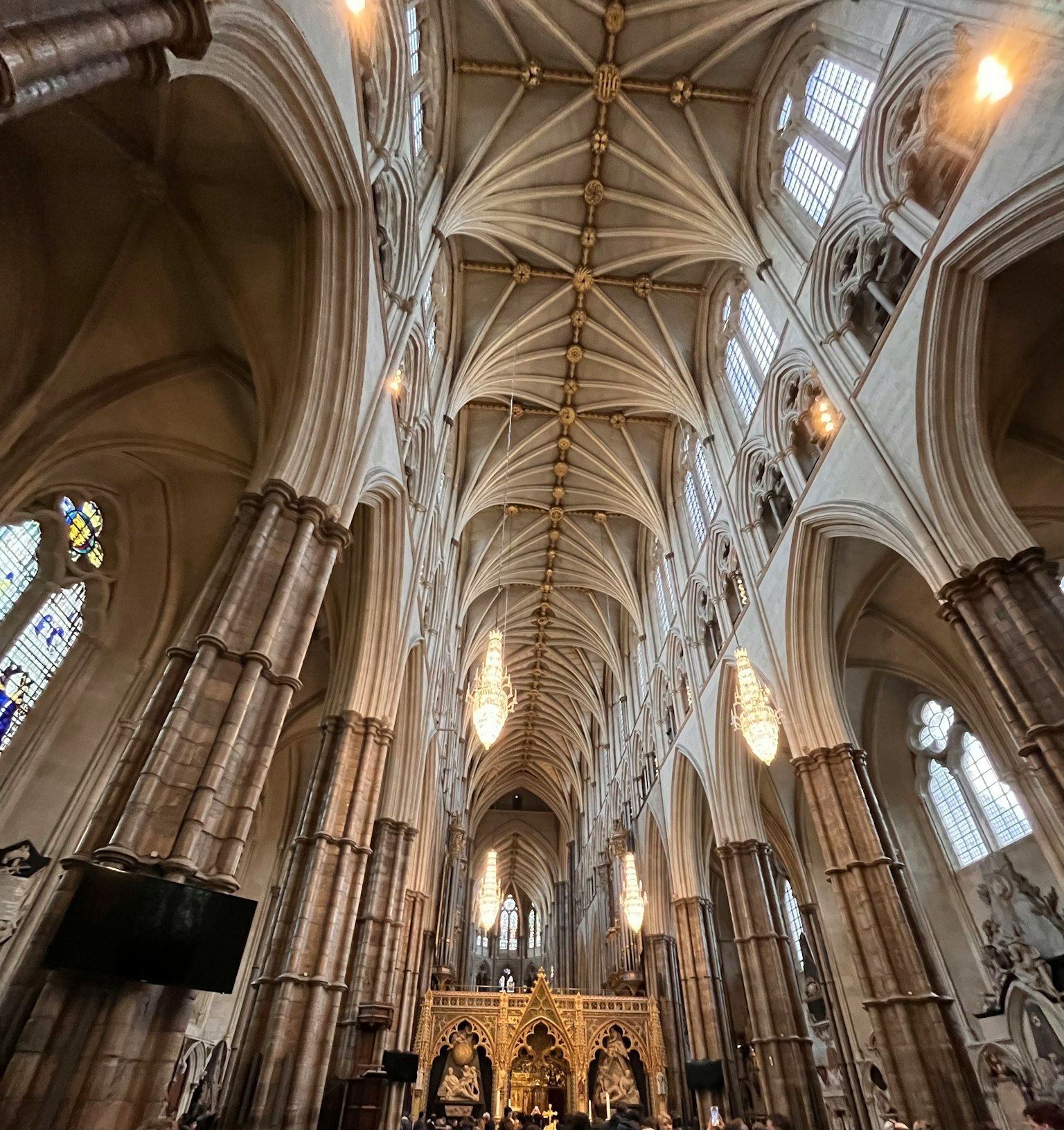 Interior de una gran iglesia gótica con techos abovedados