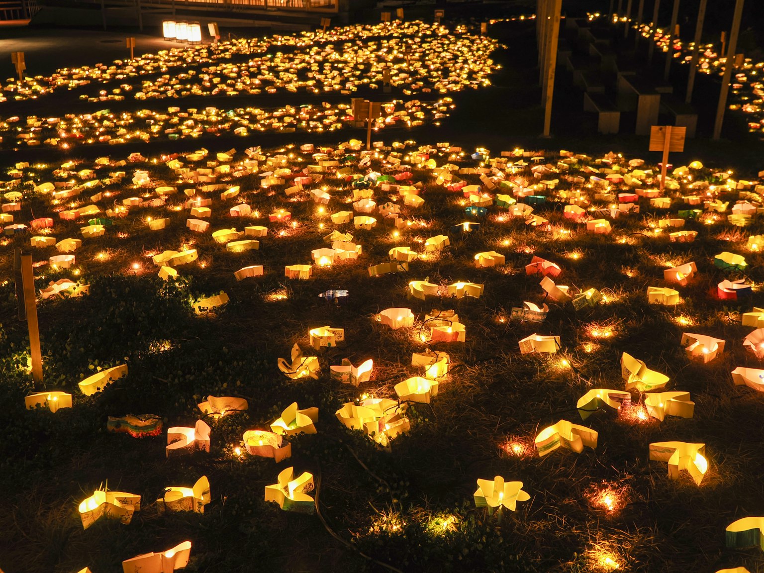 ภูมิทัศน์ที่ถูกไฟจากเทียนสีเหลืองส่องสว่างในตอนกลางคืน