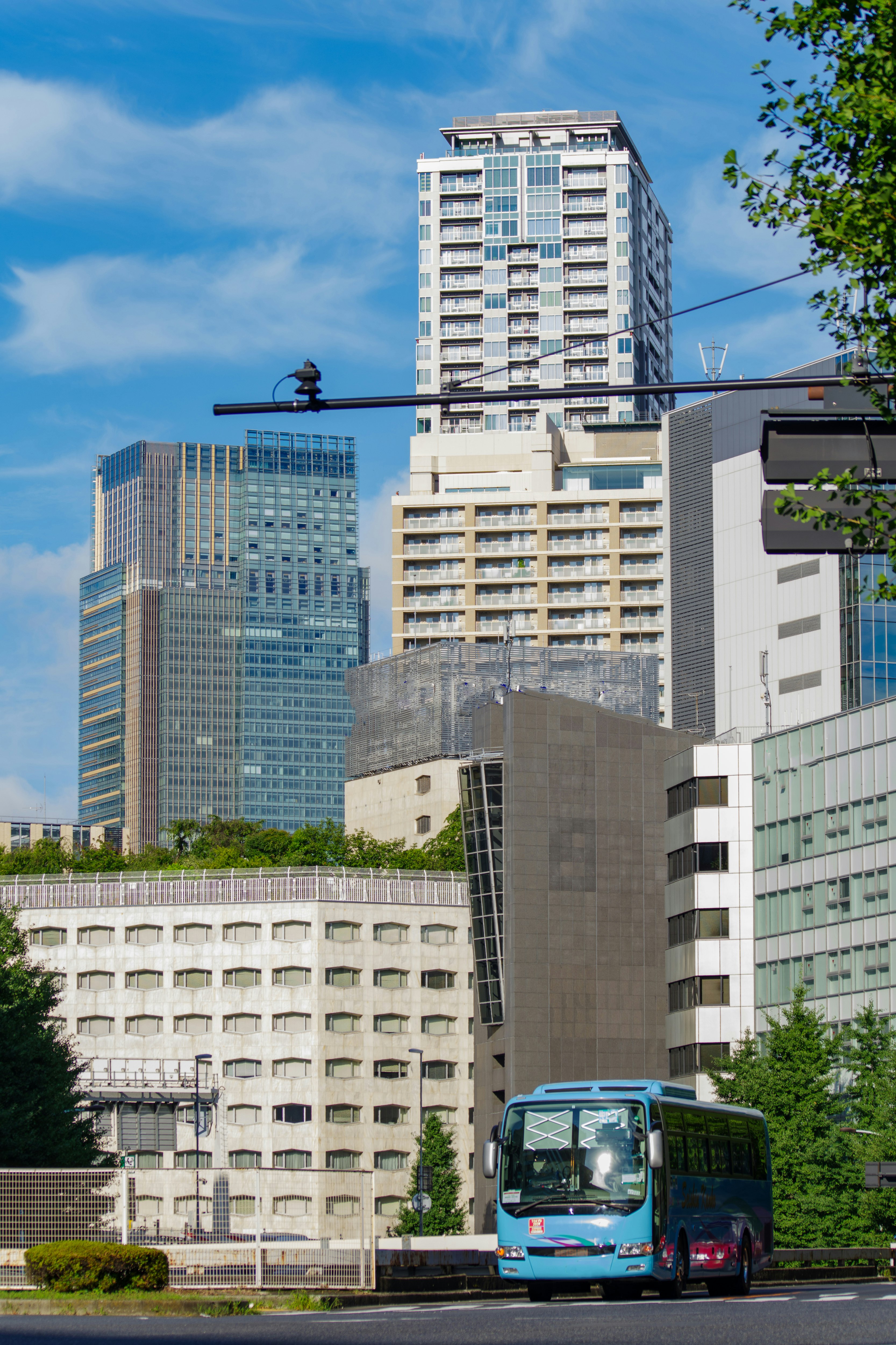 高楼建筑与行驶中的公交车的城市景观