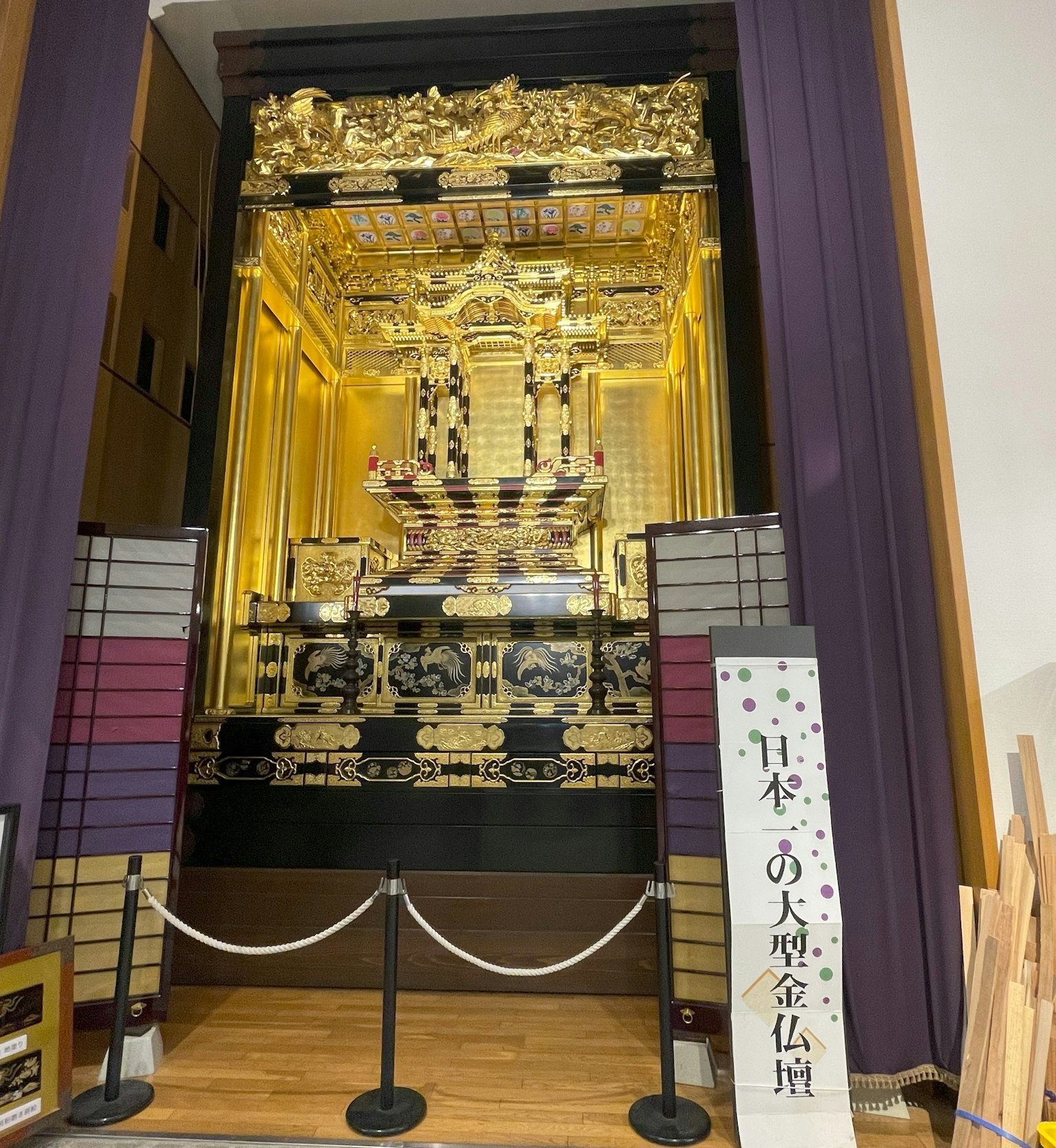 Pemandangan interior dengan altar emas yang rumit dan desain yang indah
