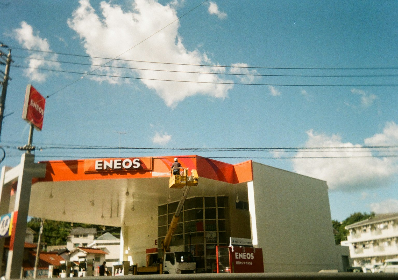 ภายนอกสถานีบริการ ENEOS กับท้องฟ้าสีฟ้า