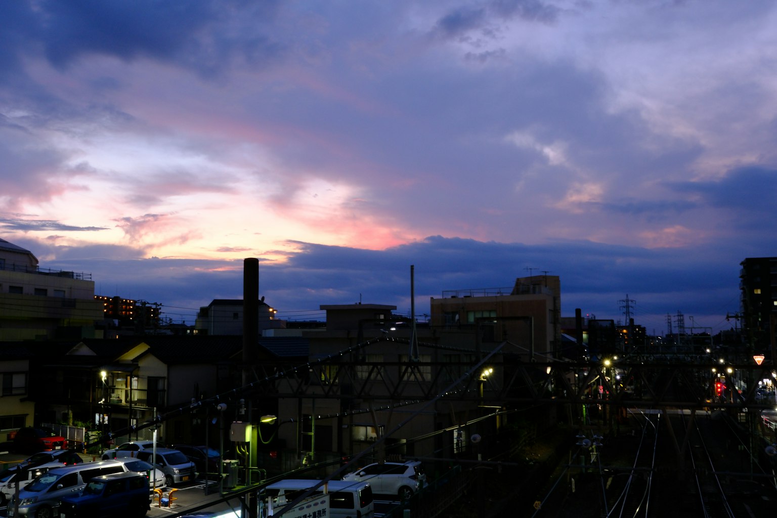 黃昏時分的城市景觀與多彩天空