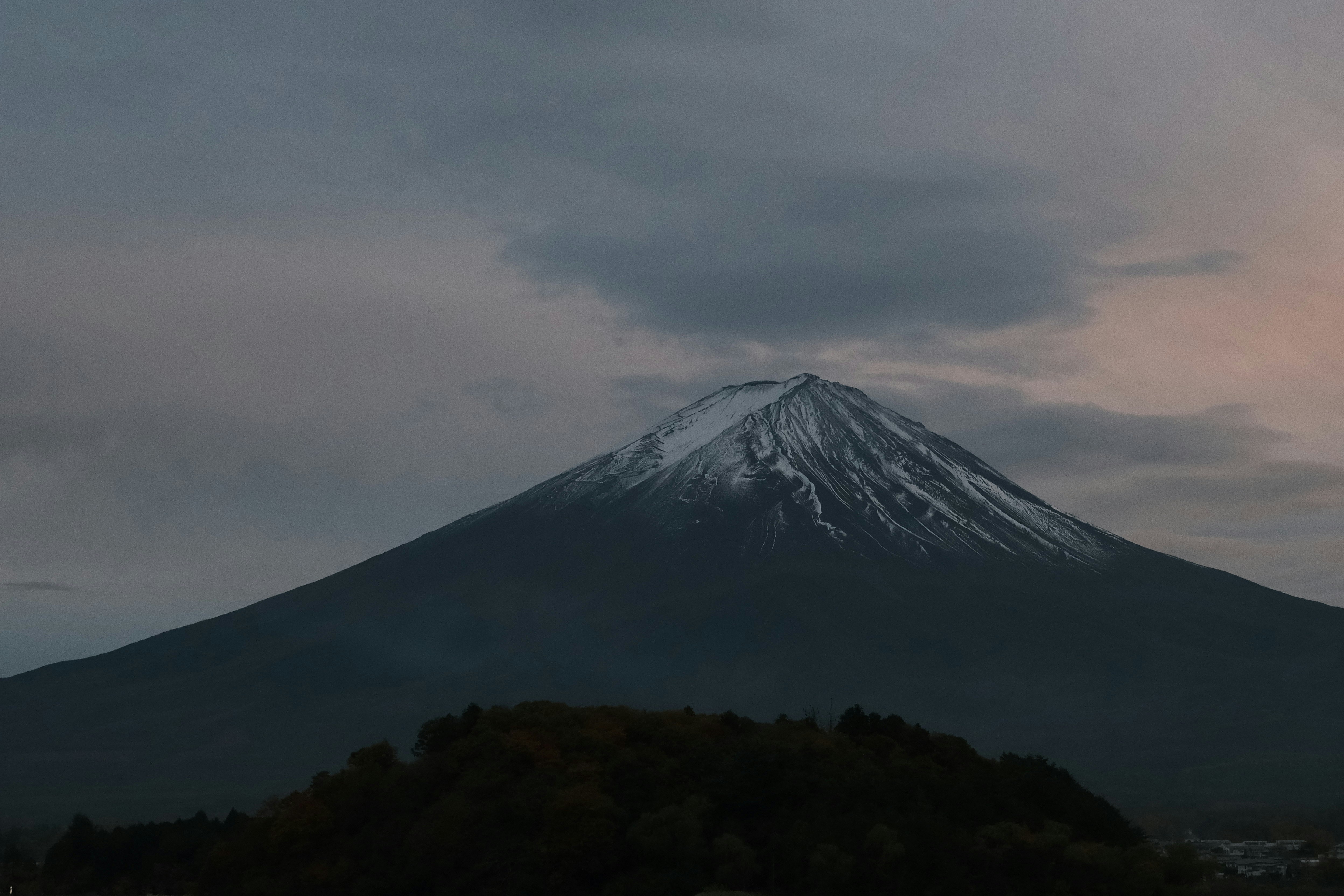 夕暮れのシルエットの富士山と山並み