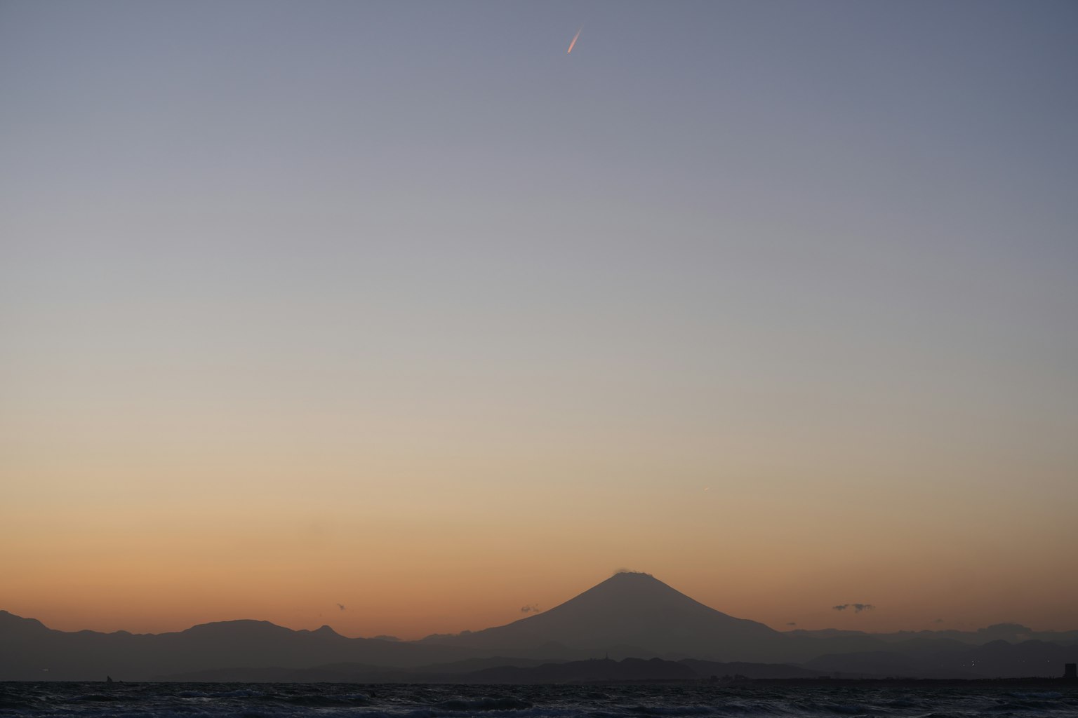 夕陽下富士山的寧靜景色