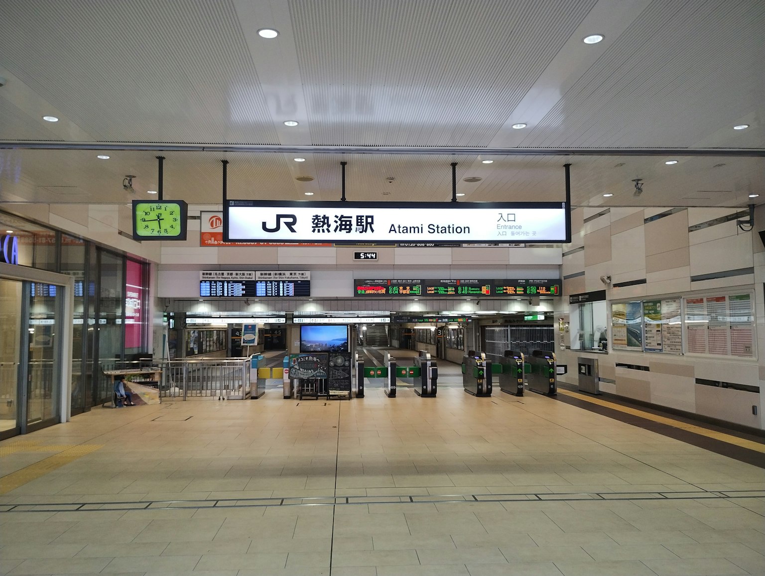 Ampia vista dei tornelli e del display informativo della stazione JR Shinjuku