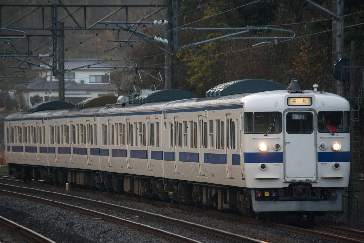 藍白相間的火車在軌道上行駛
