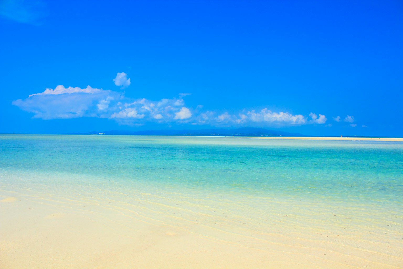 Cảnh biển với bầu trời xanh và nước biển trong vắt màu xanh ngọc