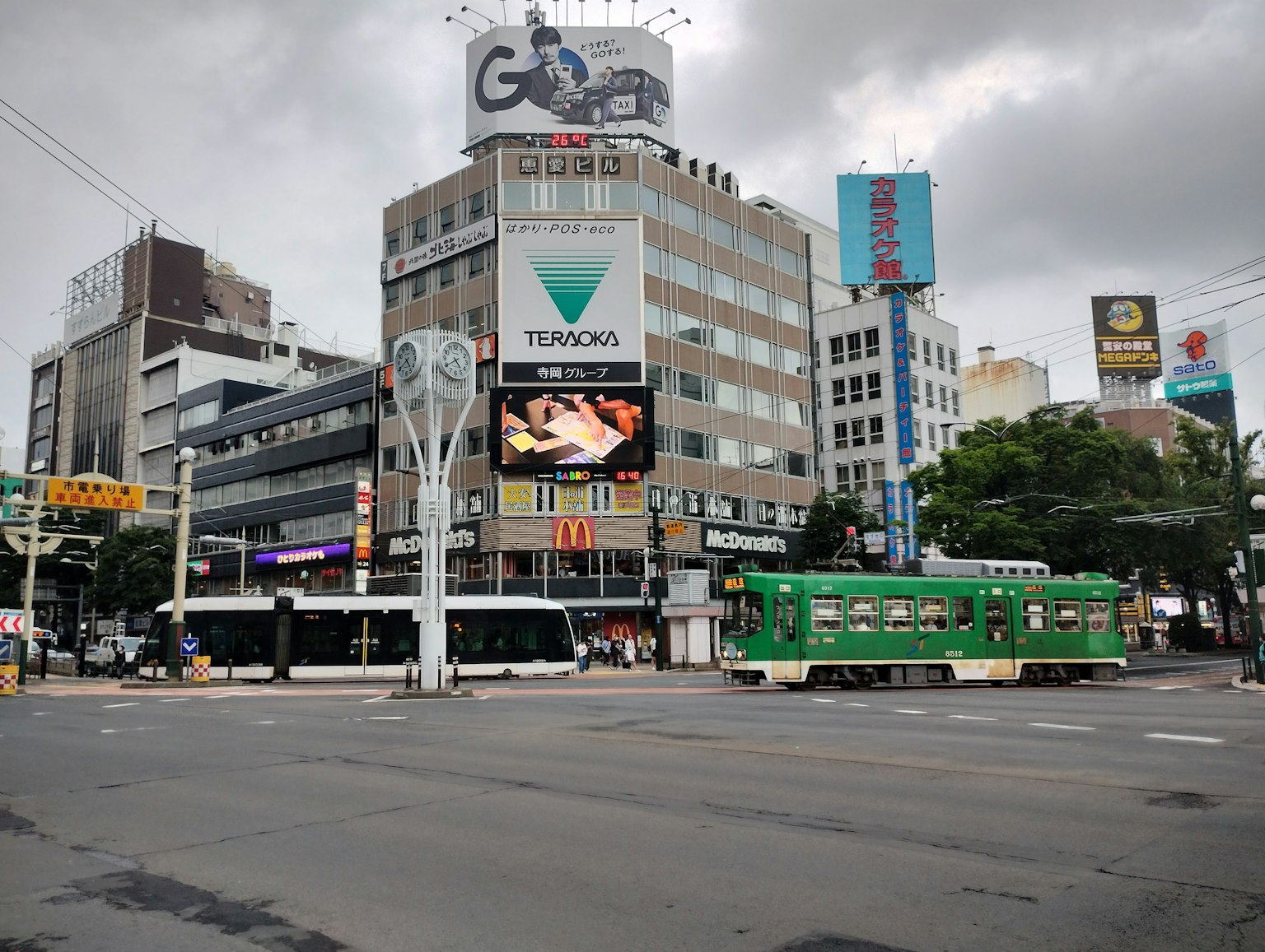 城市交叉口，綠色電車和商業建築