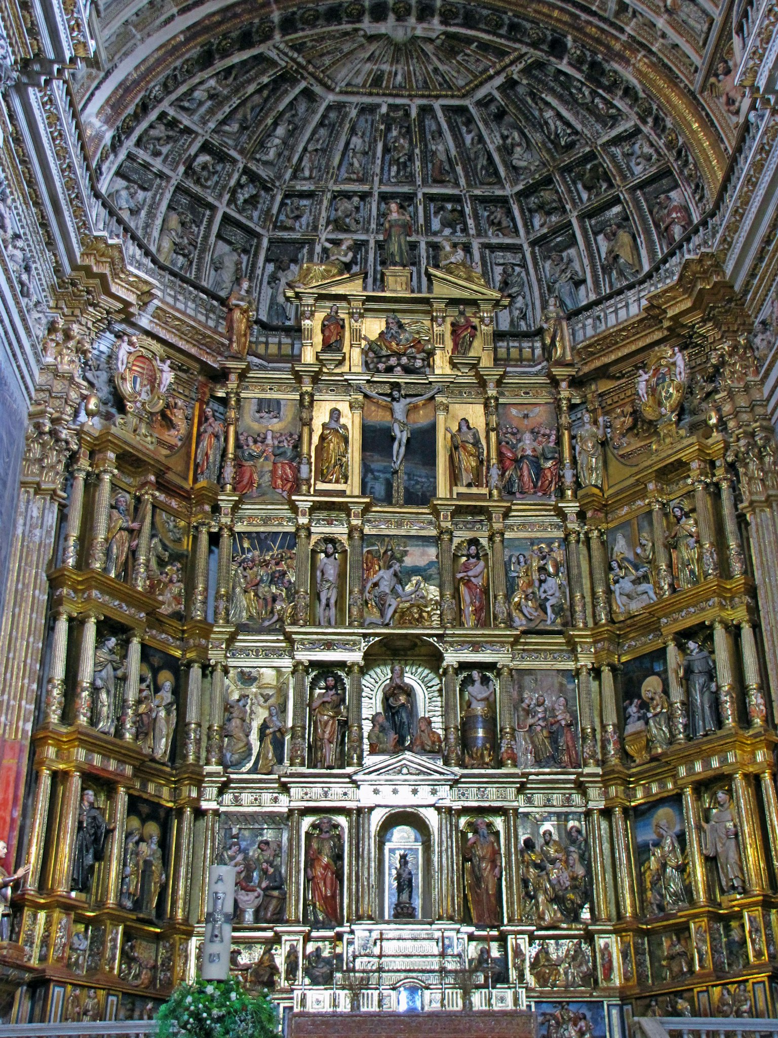 Autel doré complexe à l'intérieur d'une église avec des figures religieuses détaillées