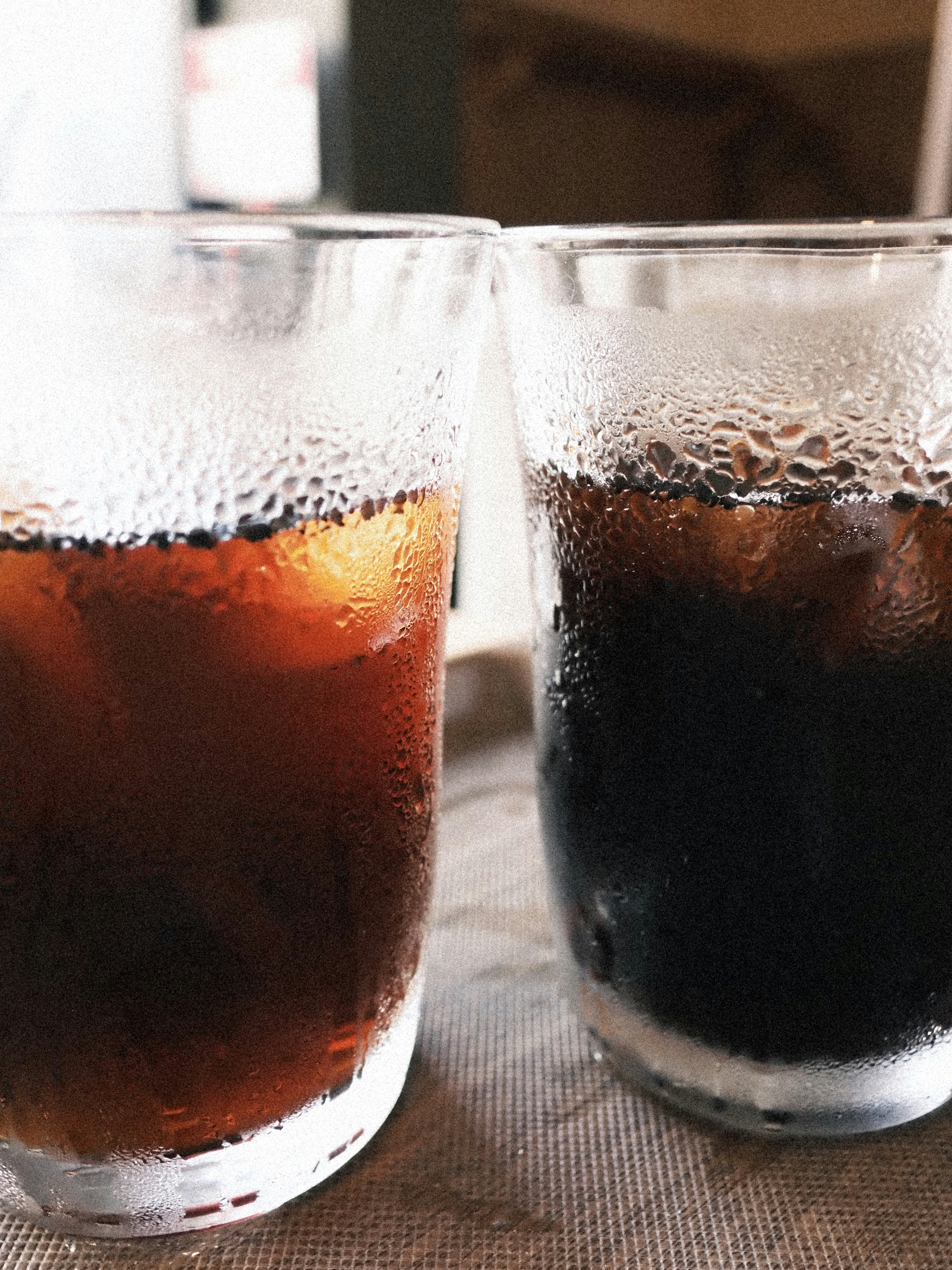 dua gelas kopi dan iced coffee berdampingan