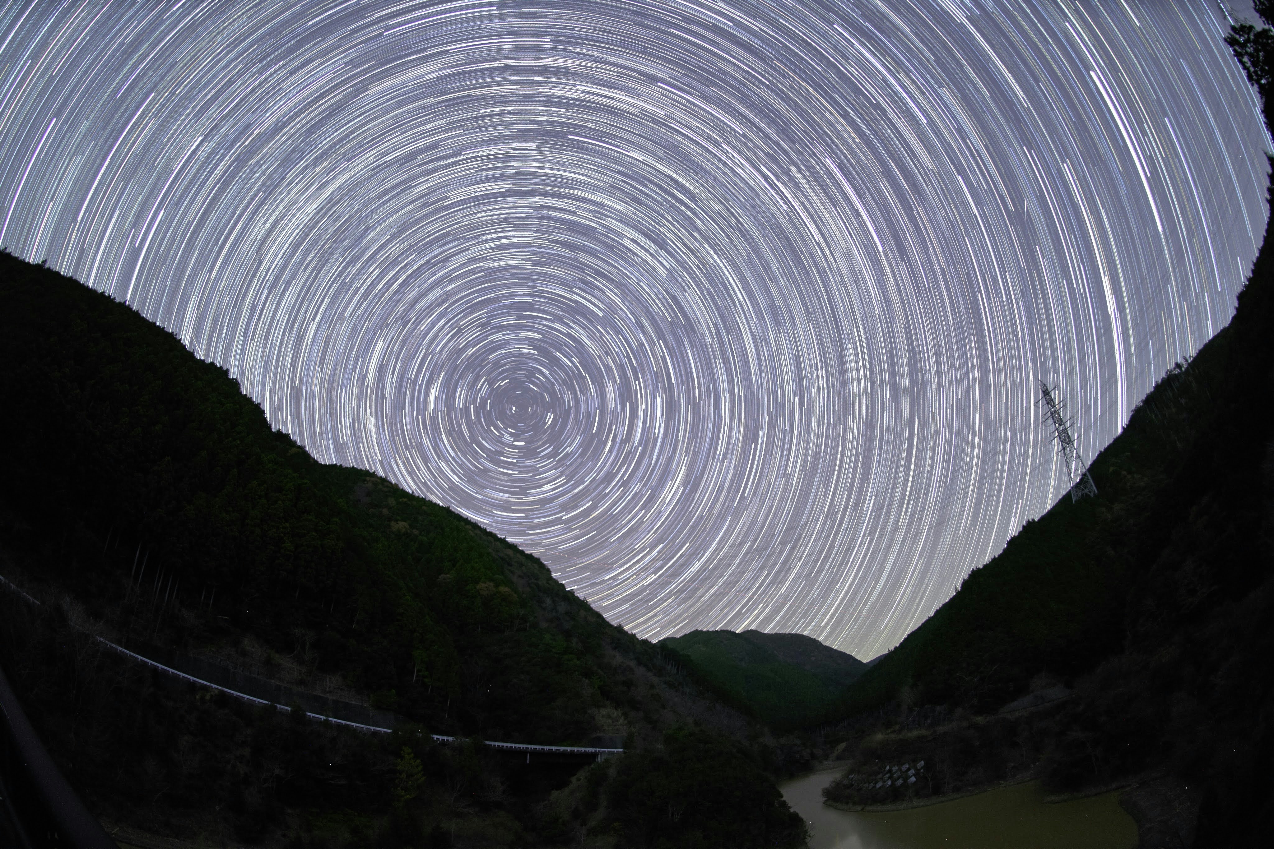 渓谷の上に広がる星のサークルトレイル
