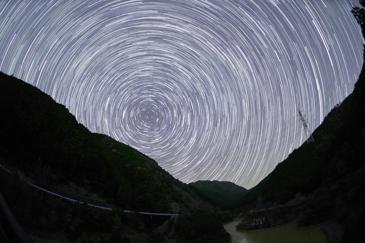 Photographie à longue exposition montrant des traînées d'étoiles mouvement circulaire des étoiles dans le ciel