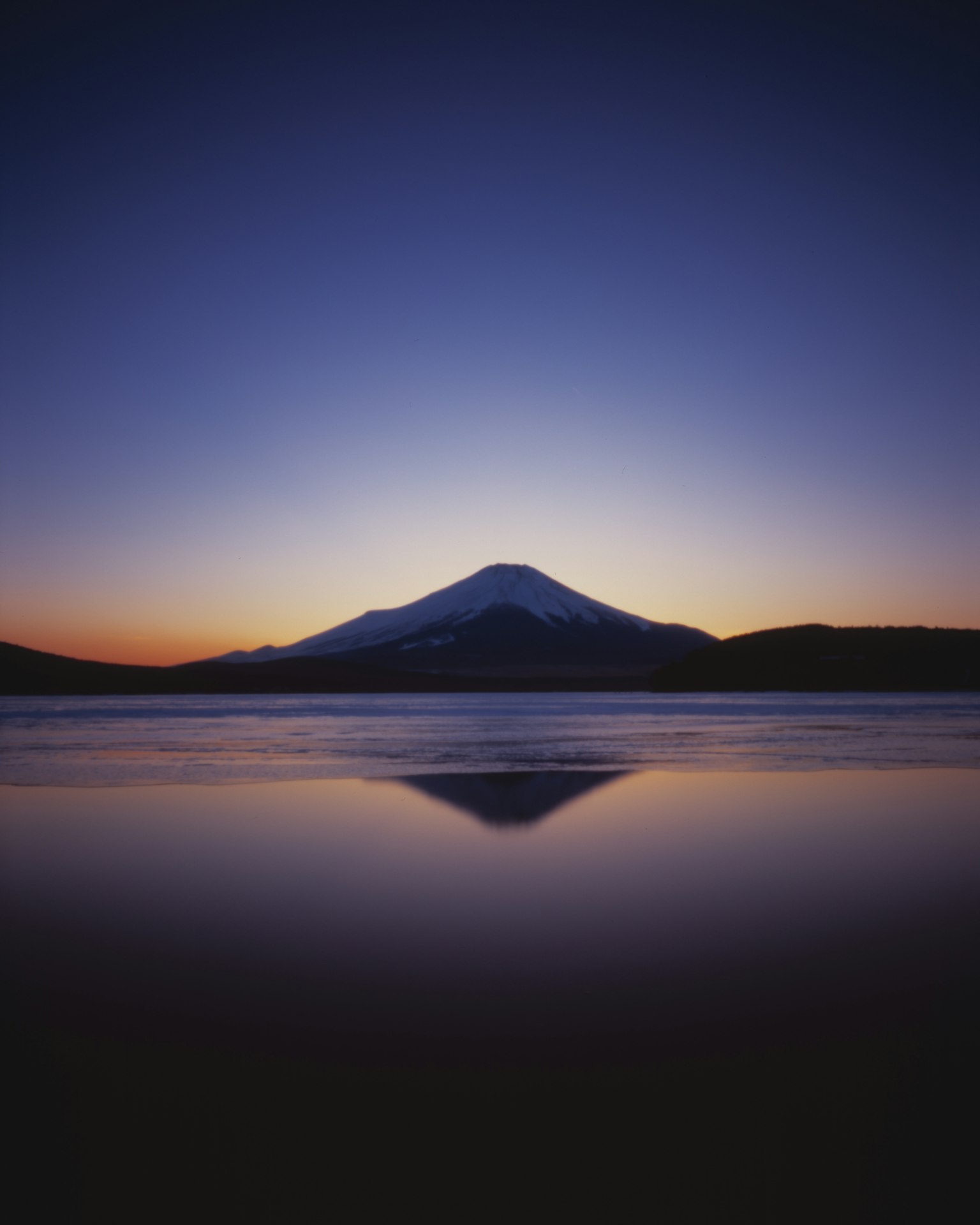 Pemandangan menakjubkan Gunung Fuji saat senja dengan pantulannya