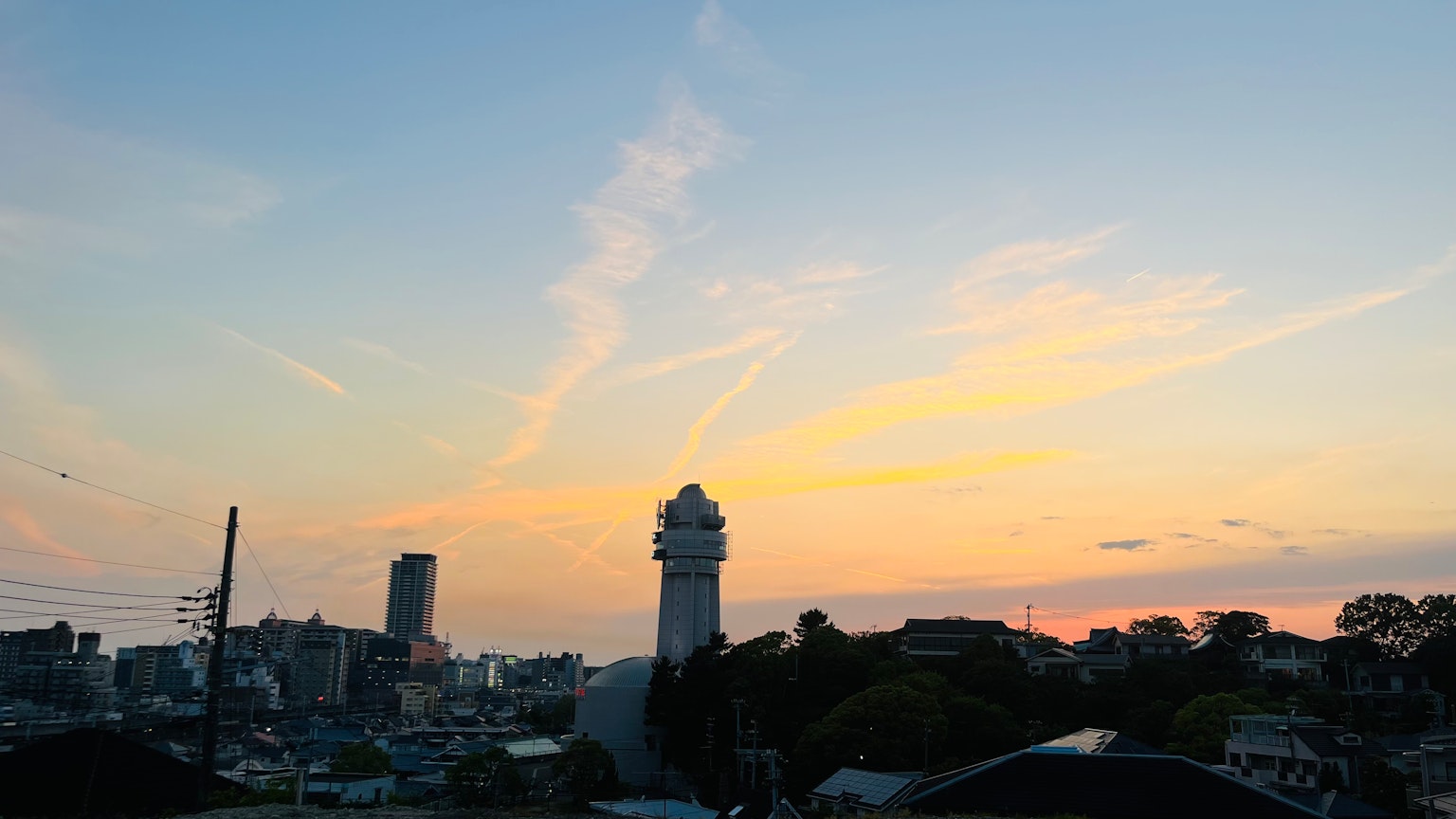 Bunte Himmel bei Sonnenuntergang über der Stadt