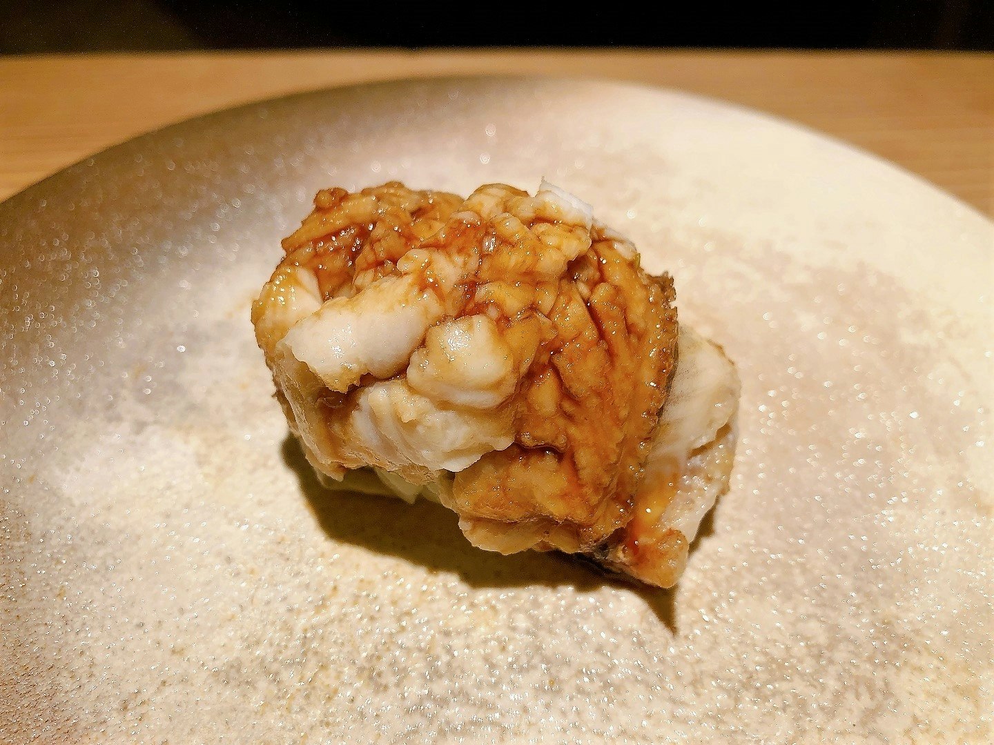primo piano di un nigiri di sushi grigliato