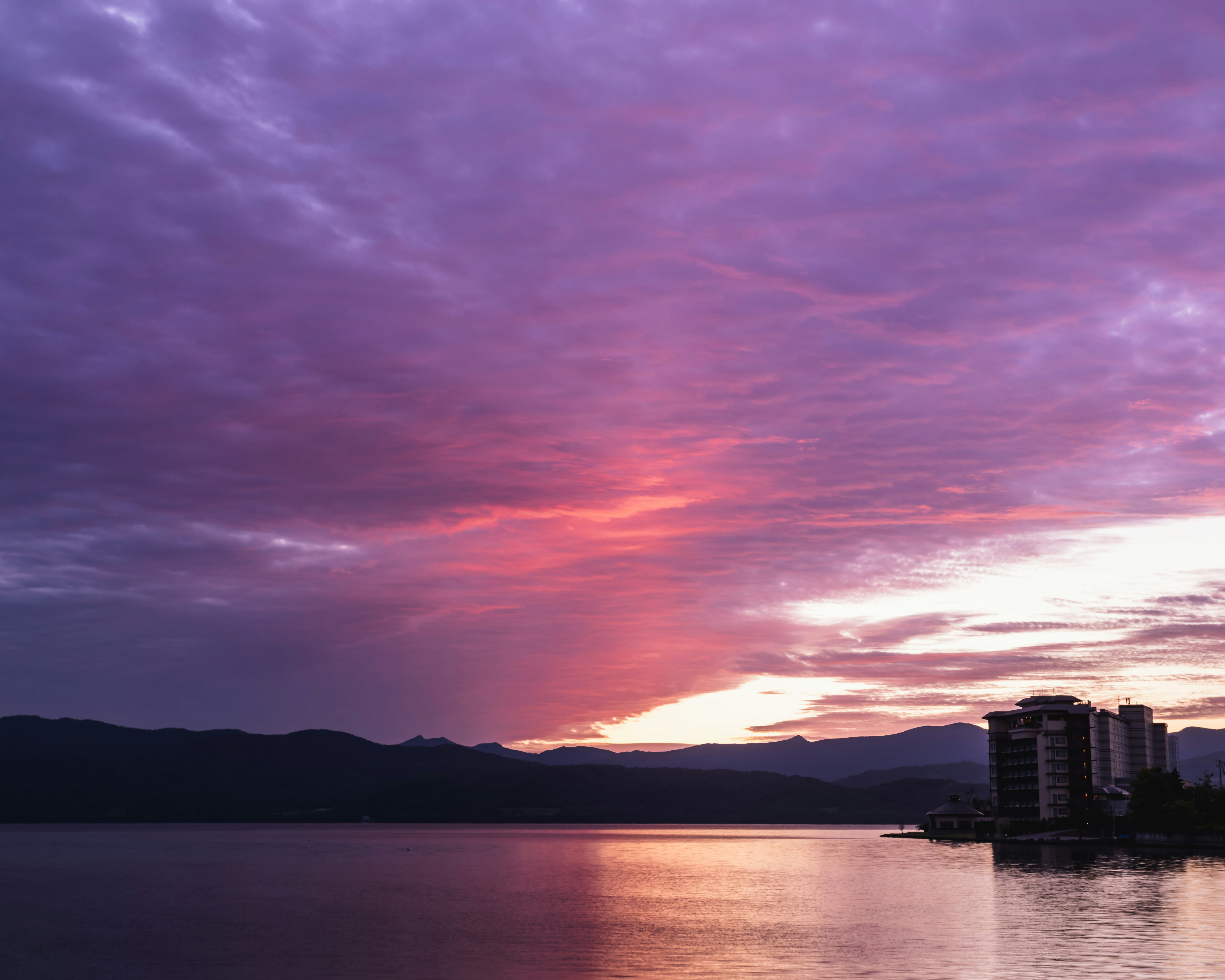 洞爺湖に広がる朝焼けの空と湖面の風景