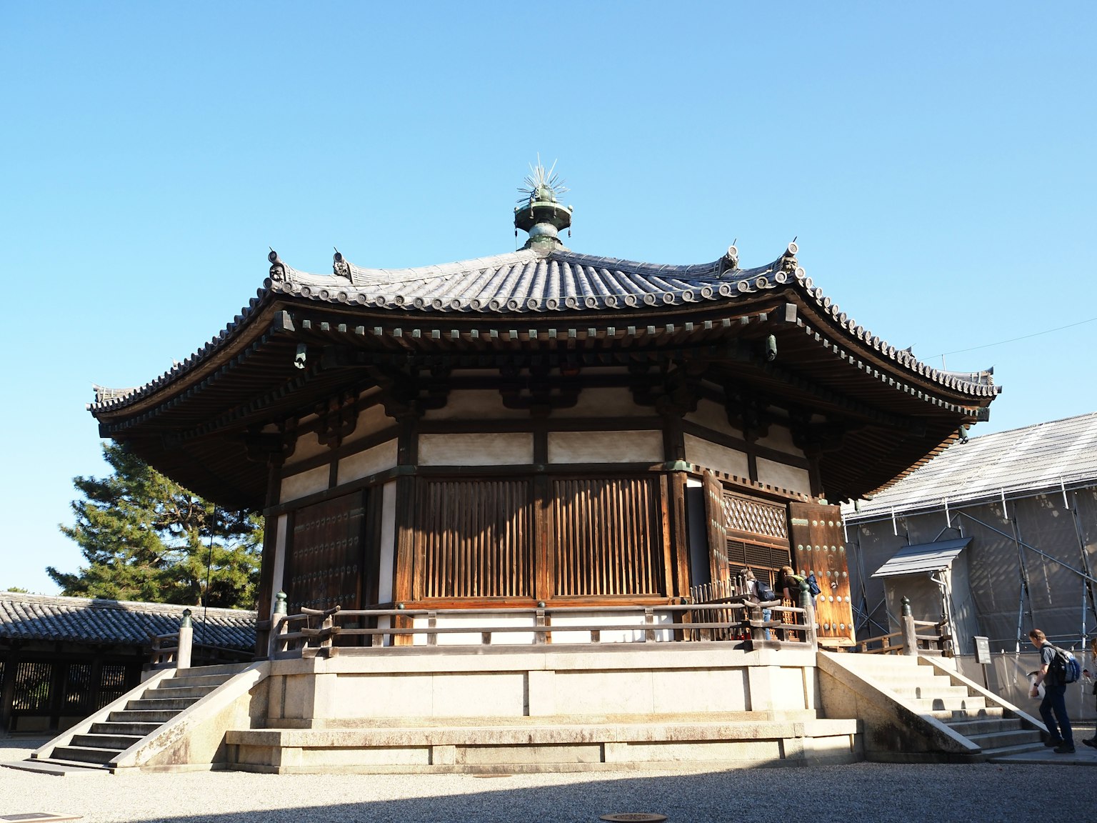 Bâtiment de temple traditionnel avec un toit distinctif
