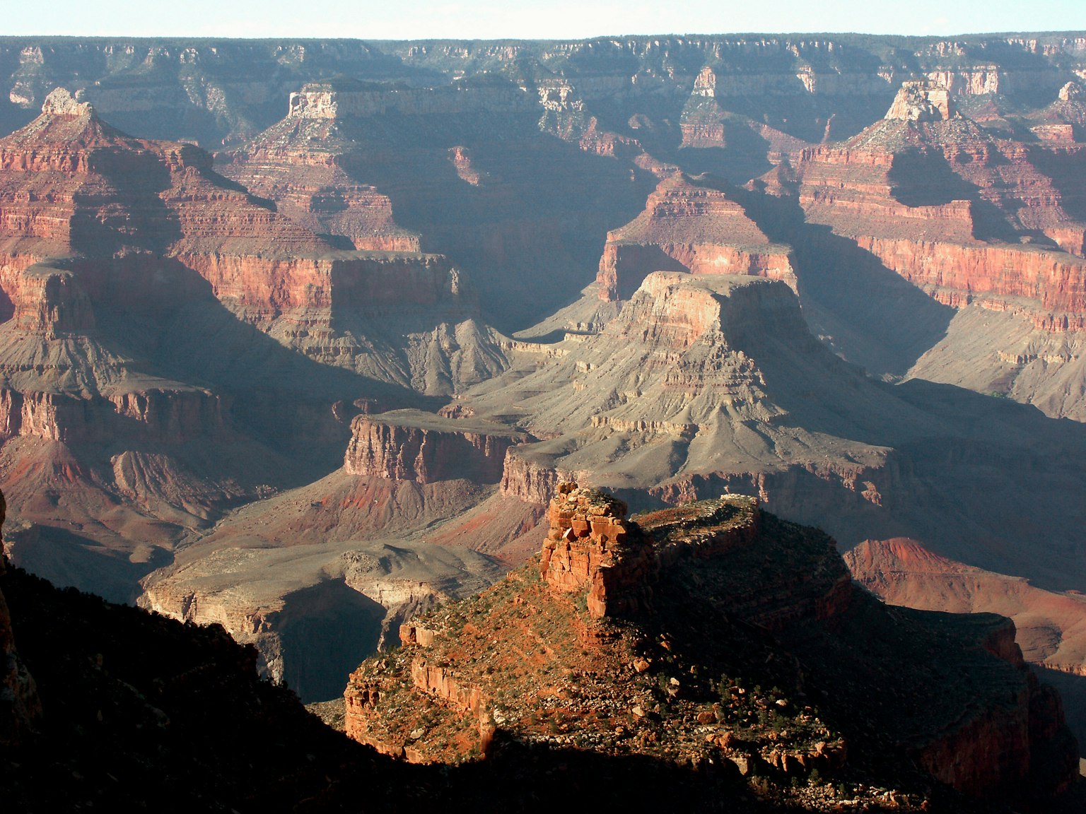 Phong cảnh Grand Canyon với các hình thức đá đỏ và thung lũng sâu