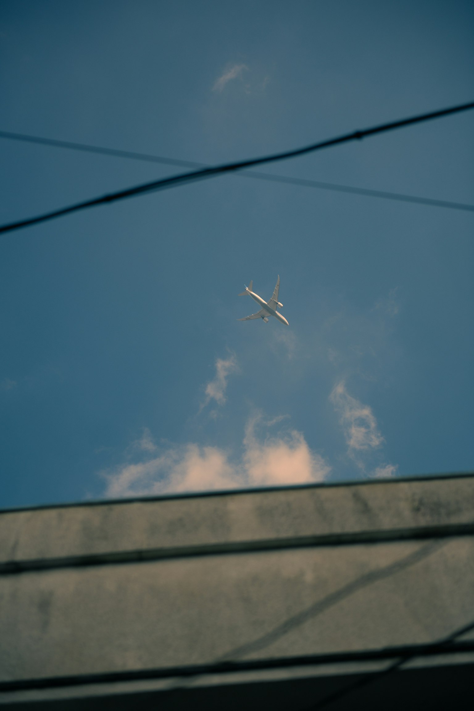 Avion volant dans un ciel bleu avec des nuages