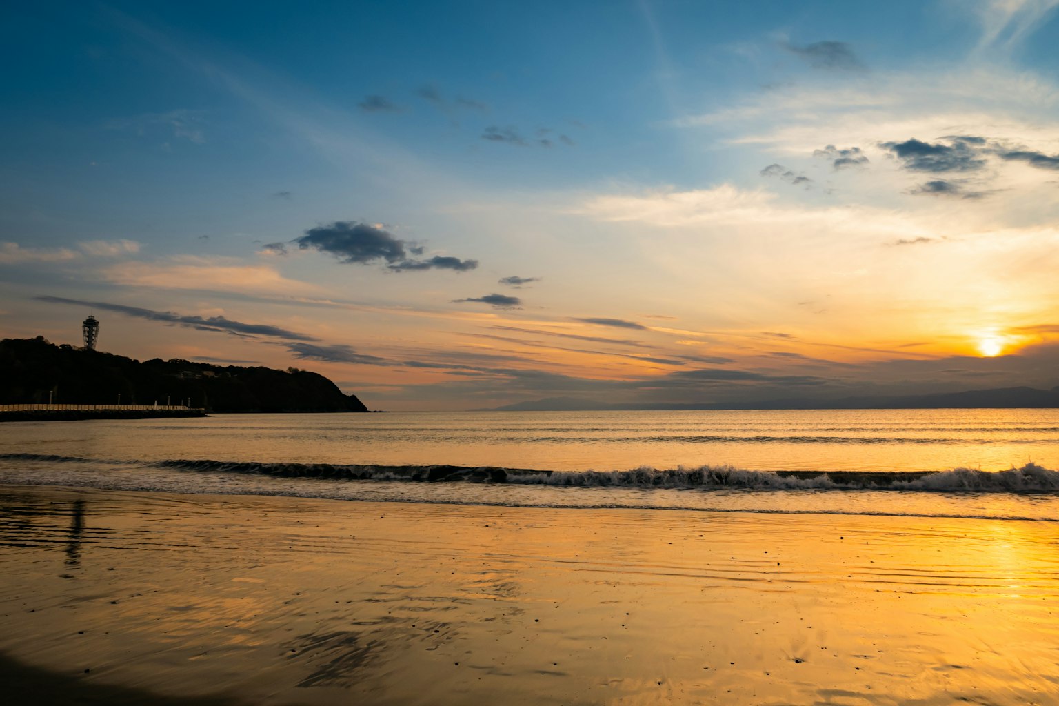 Bella scena di spiaggia con il tramonto sull'oceano
