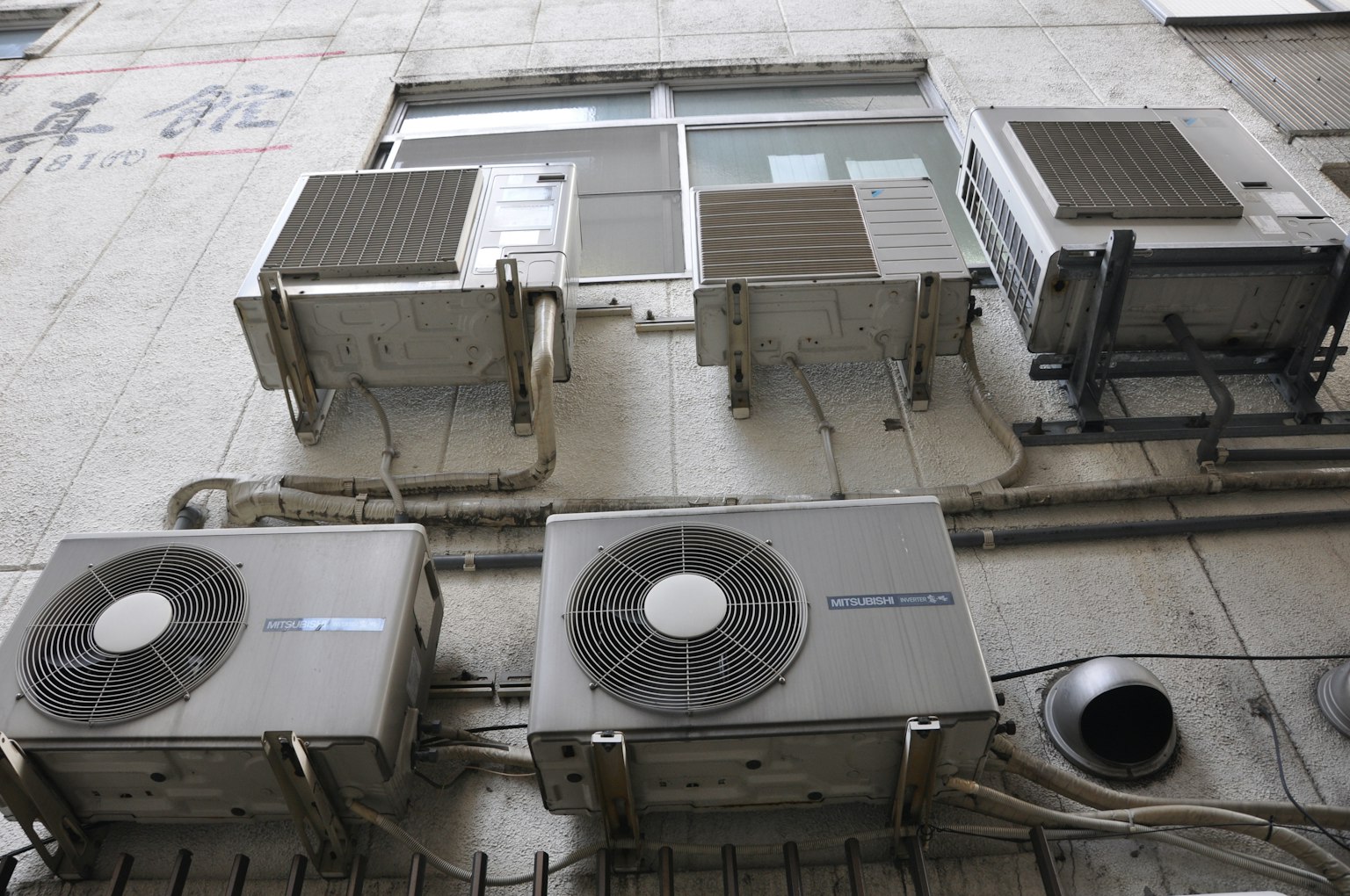 Beberapa unit AC dipasang di dinding luar sebuah bangunan