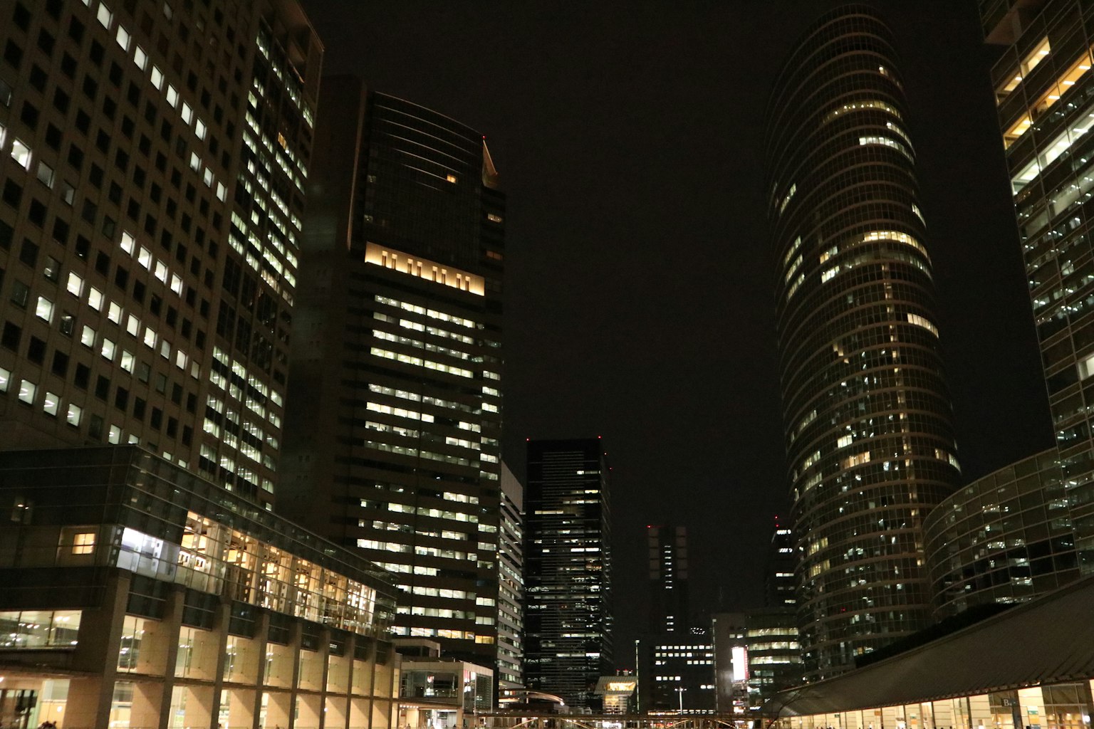 Paysage urbain avec de grands gratte-ciel illuminés la nuit