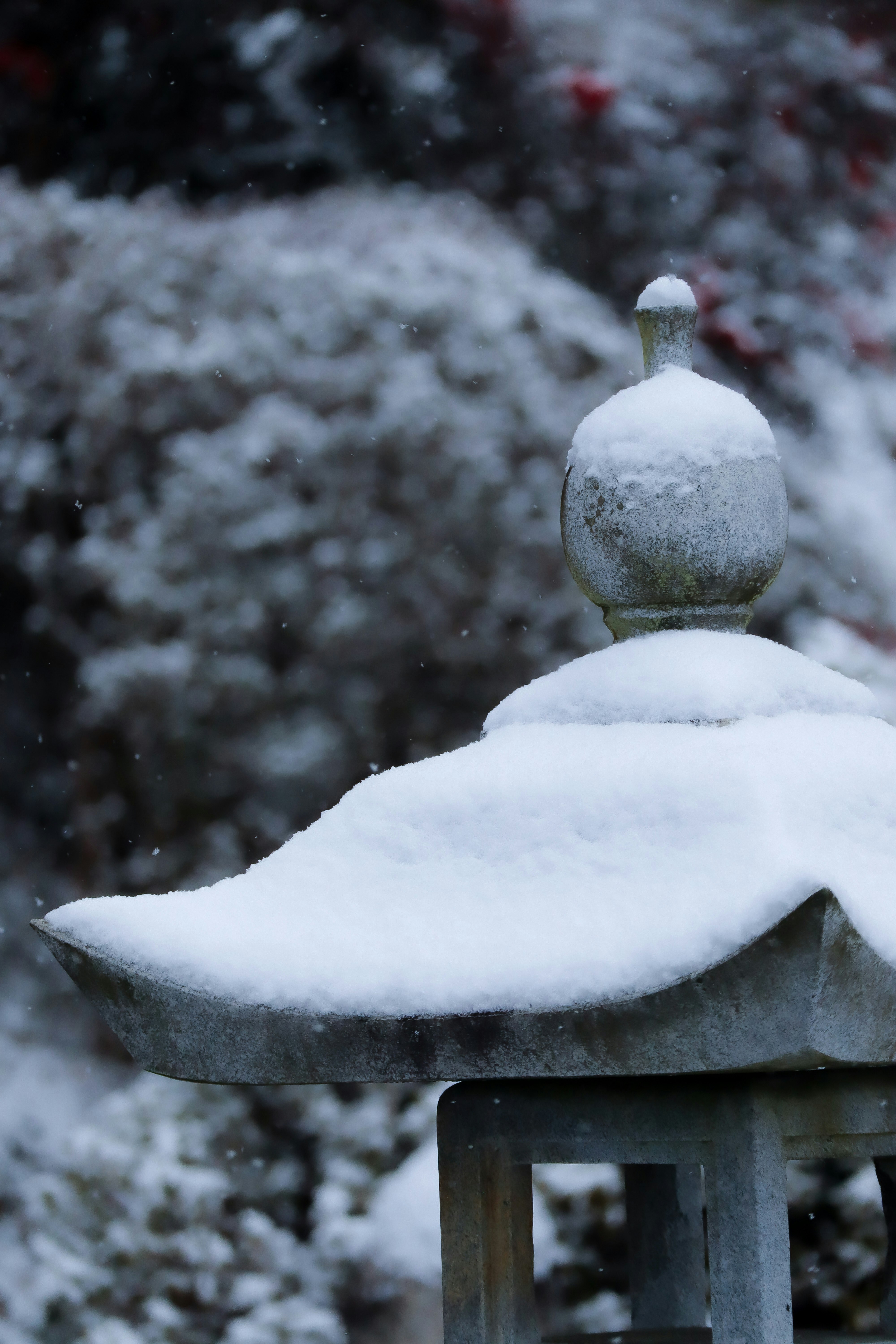 雪の積もった石灯籠と静かな雪景色