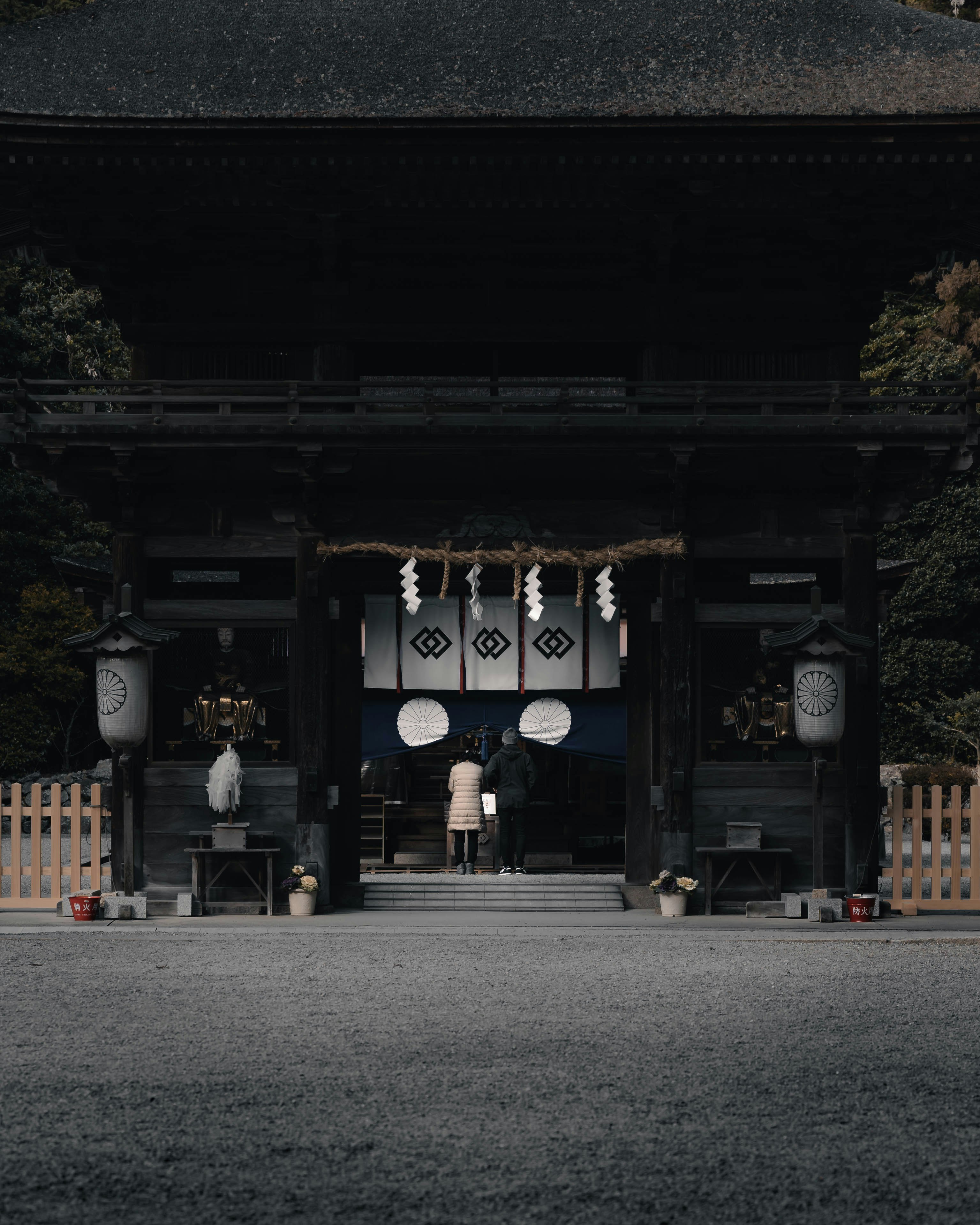 神社正面挂着灯笼与注连绳的参拜处